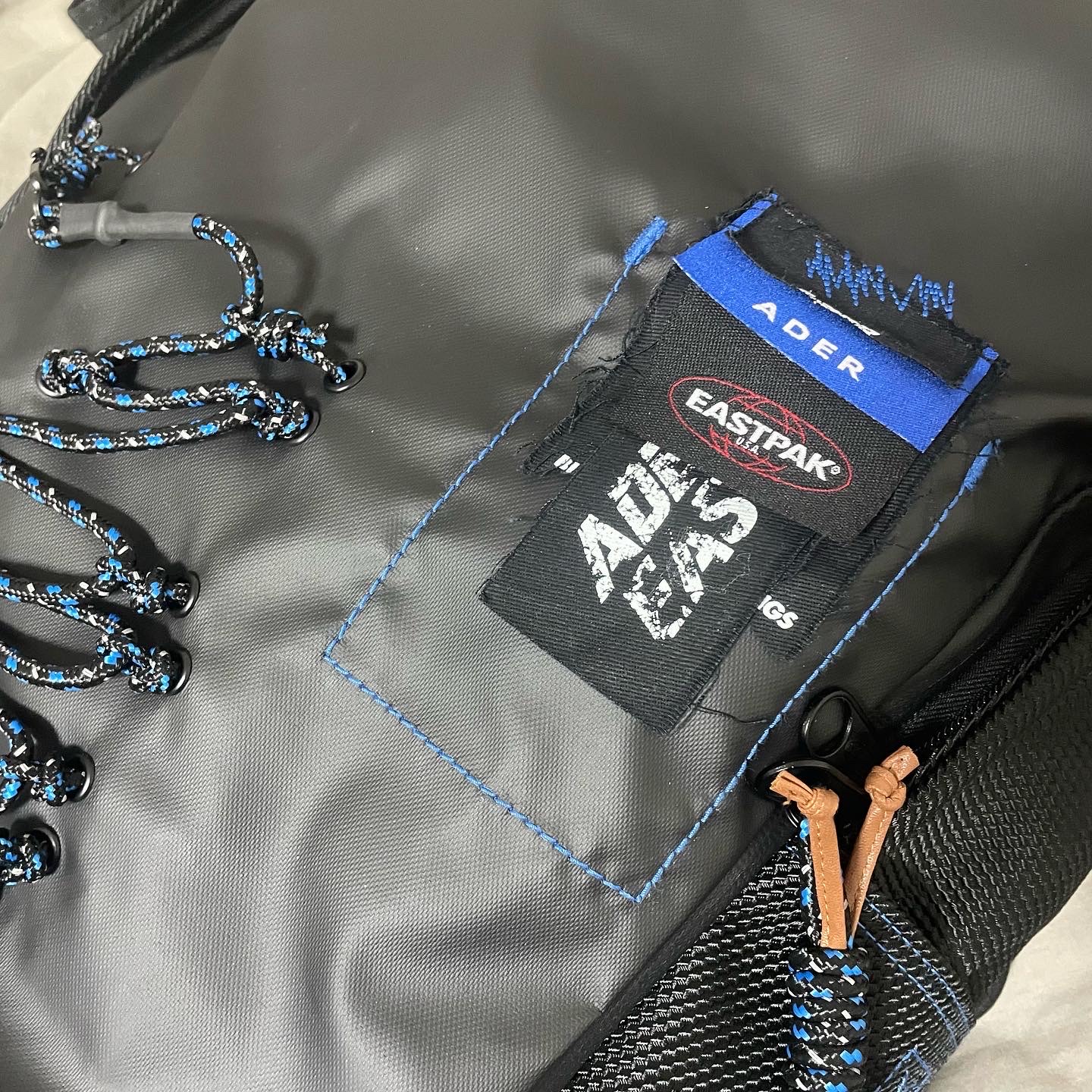 Ader Error x Eastpak Up-Down Sling Black 착용 스타일 - 2