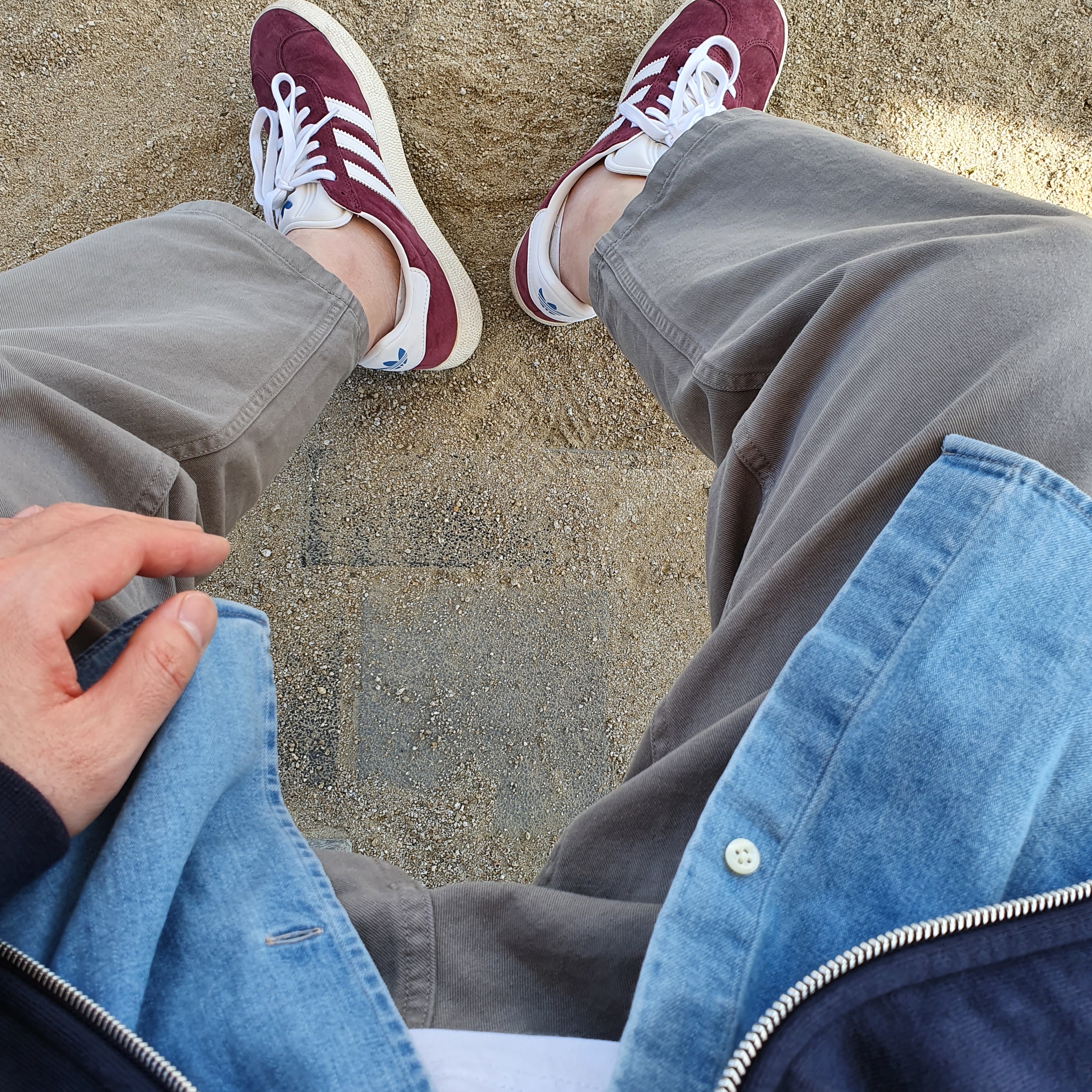 Adidas Gazelle Collegiate Burgundy 착용 스타일
