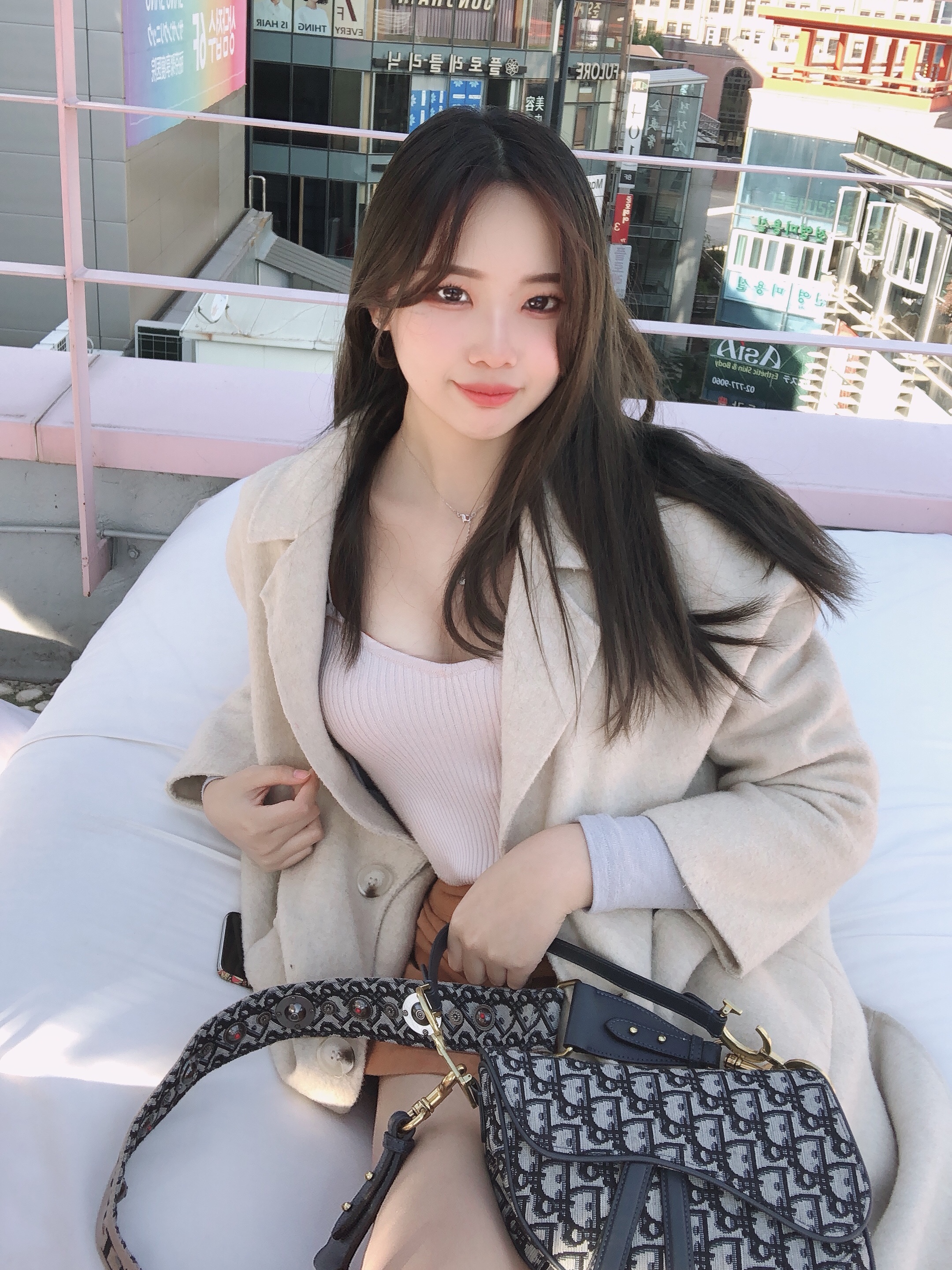 Dior Mini Saddle Bag Blue Dior Oblique Jacquard 착용 스타일 - 1