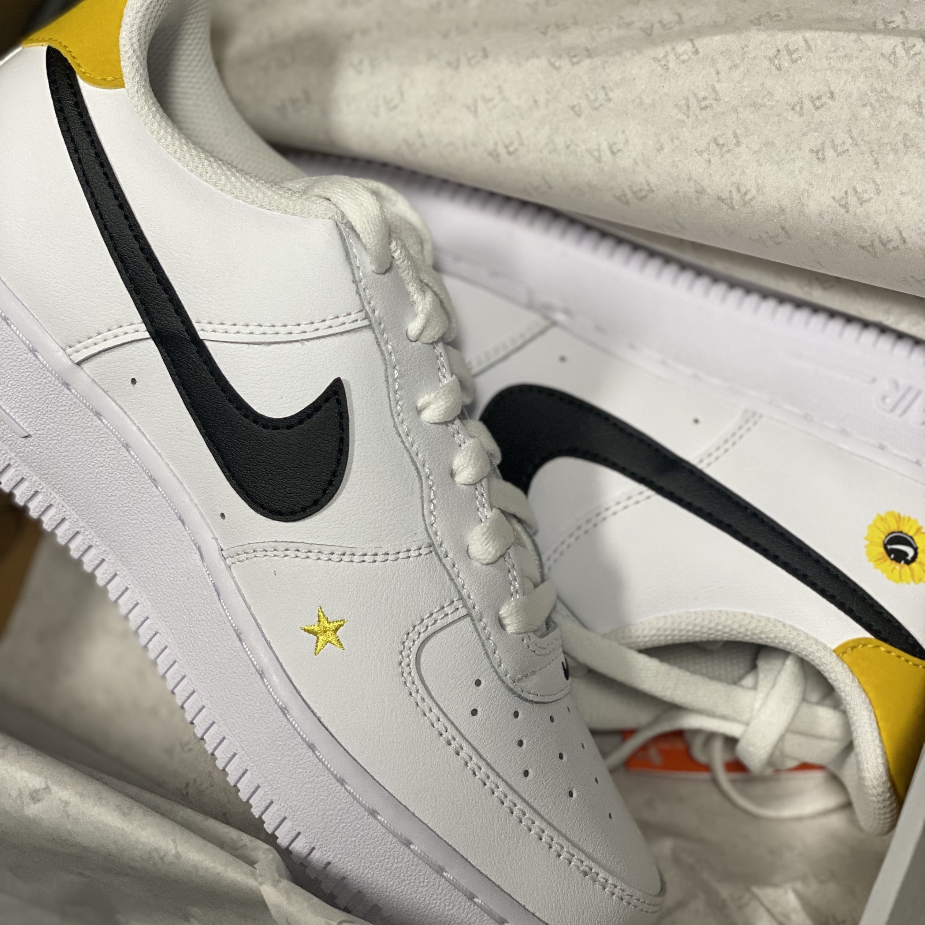 Nike Air Force 1 '07 LV8 2 Have a Nike Day 착용 스타일