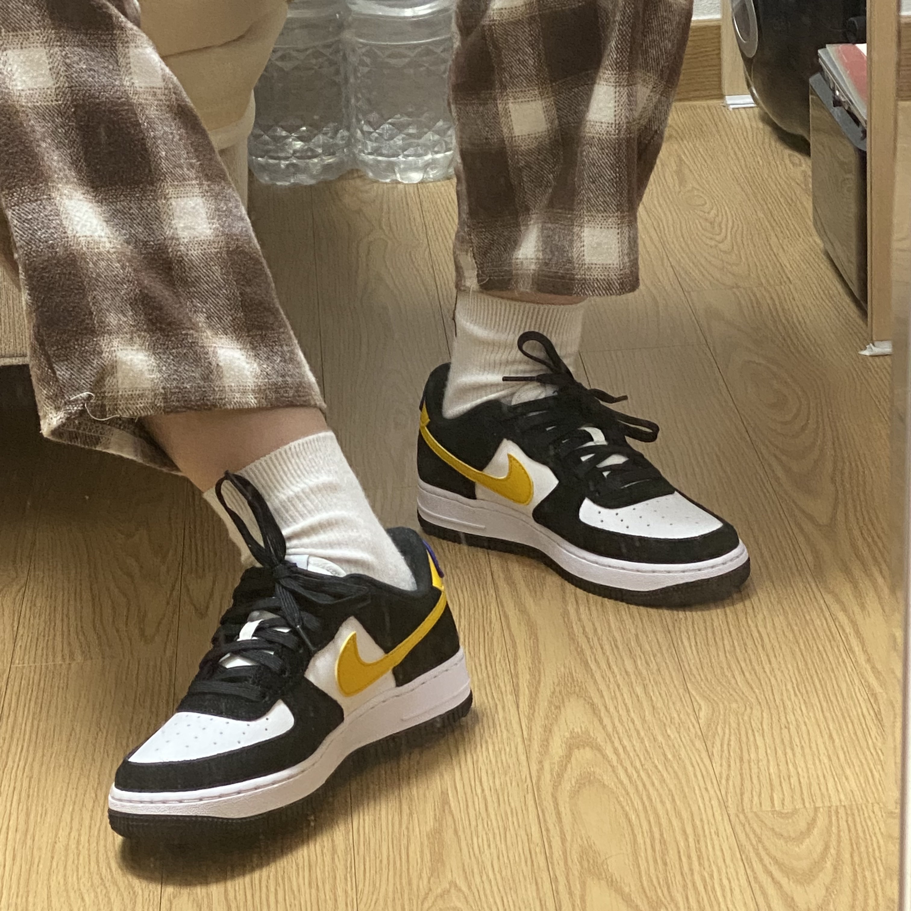 Nike Air Force 1 '07 LV8 Athletic Club Black Dark Sulfur, (GS) Nike Air Force 1 LV8 Athletic Club Black Dark Sulfur 착용 스타일 - 2