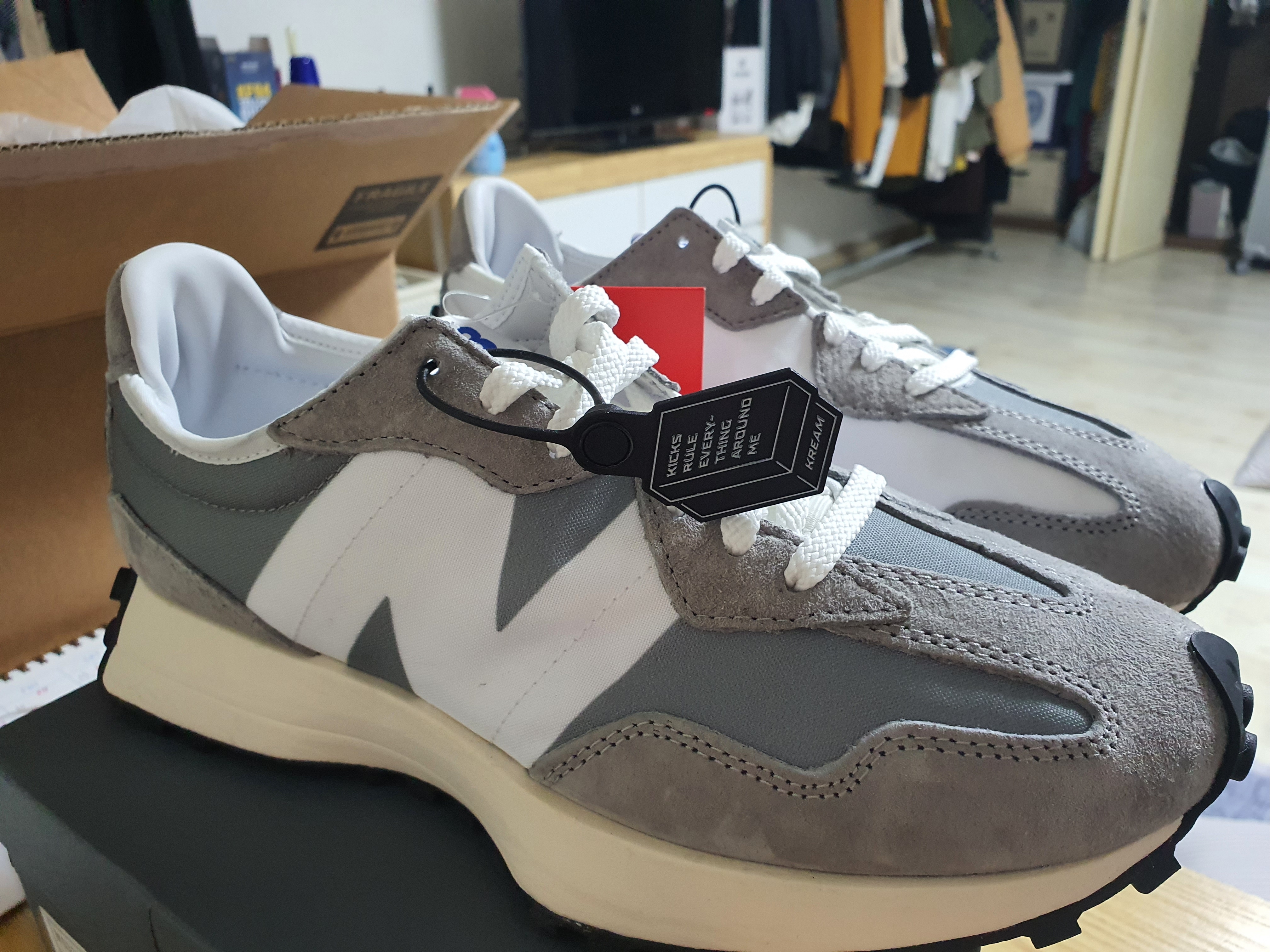 New Balance 327 Grey, Adidas Superstar 82 Off White Dark Green 착용 스타일 - 1