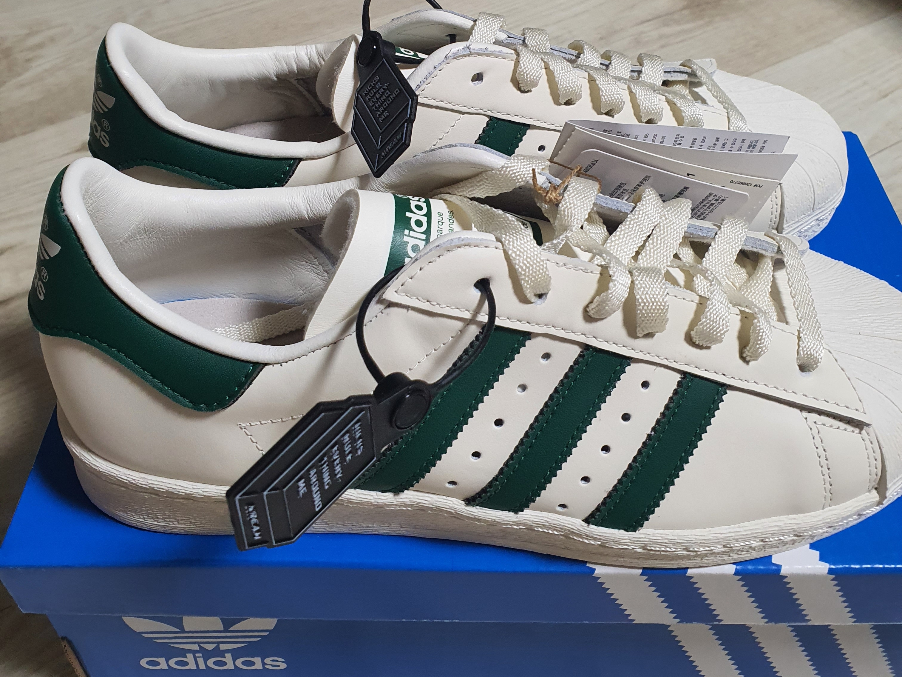 New Balance 327 Grey, Adidas Superstar 82 Off White Dark Green 착용 스타일 - 2