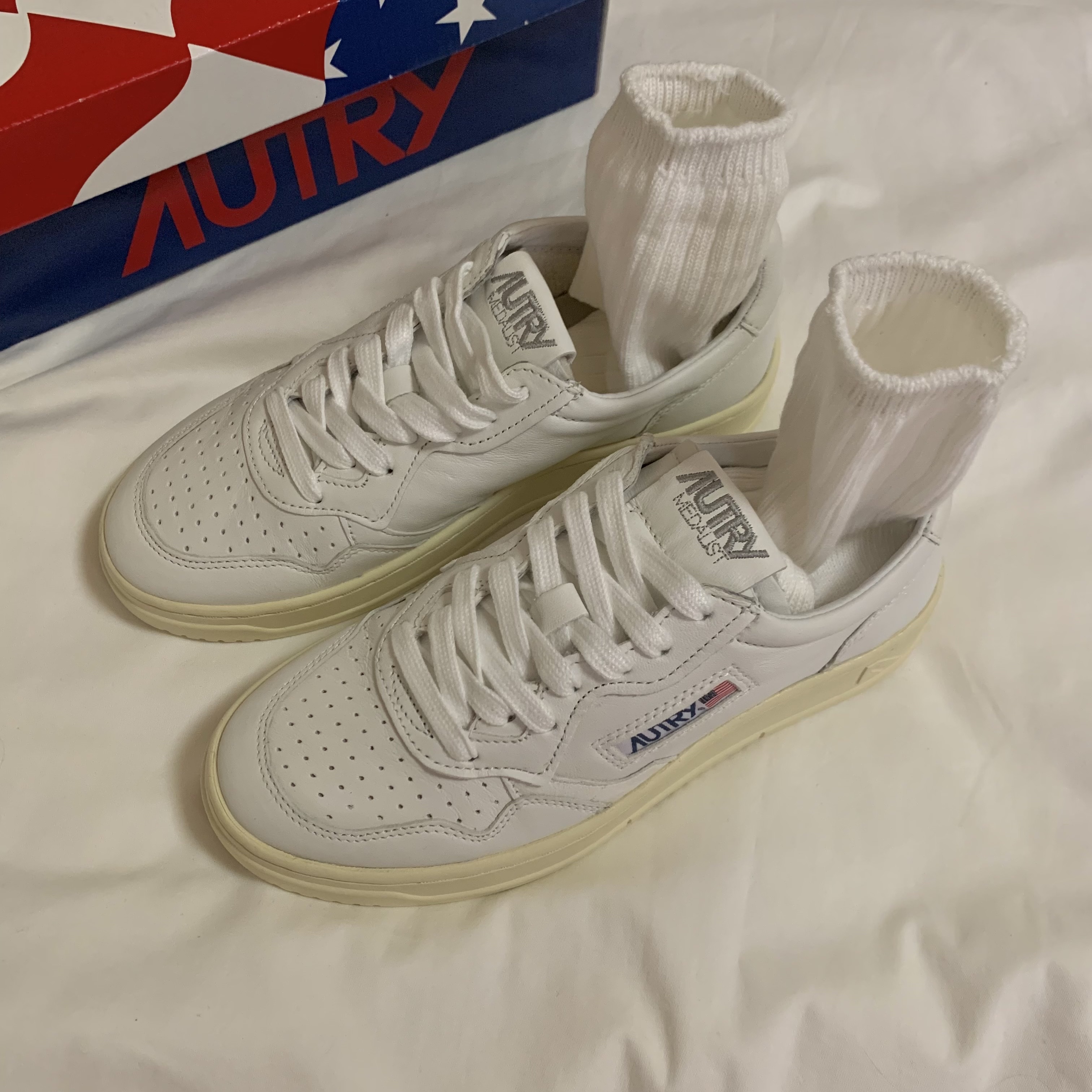(W) Autry Medalist Low Goatskin Sneakers White 착용 스타일
