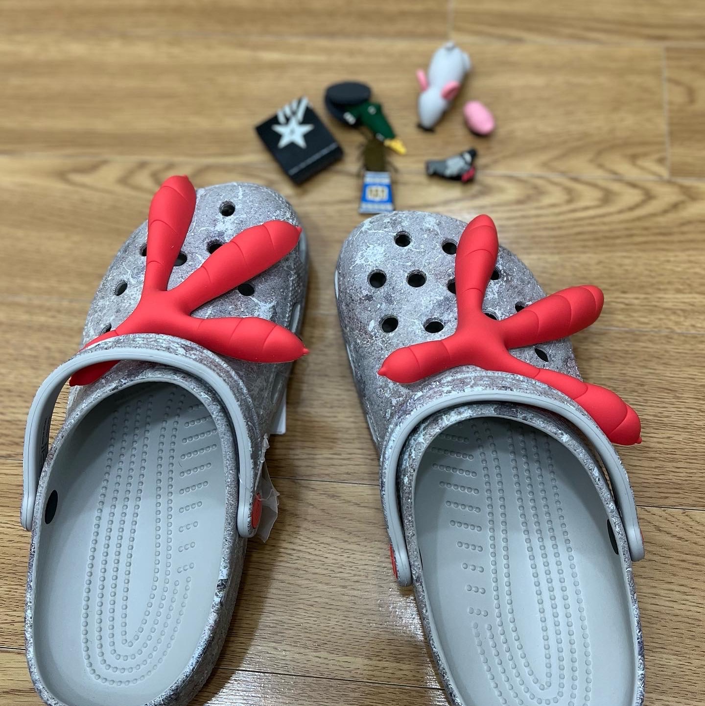 Crocs x Staple Classic Clog Grey Red 착용 스타일 - 1