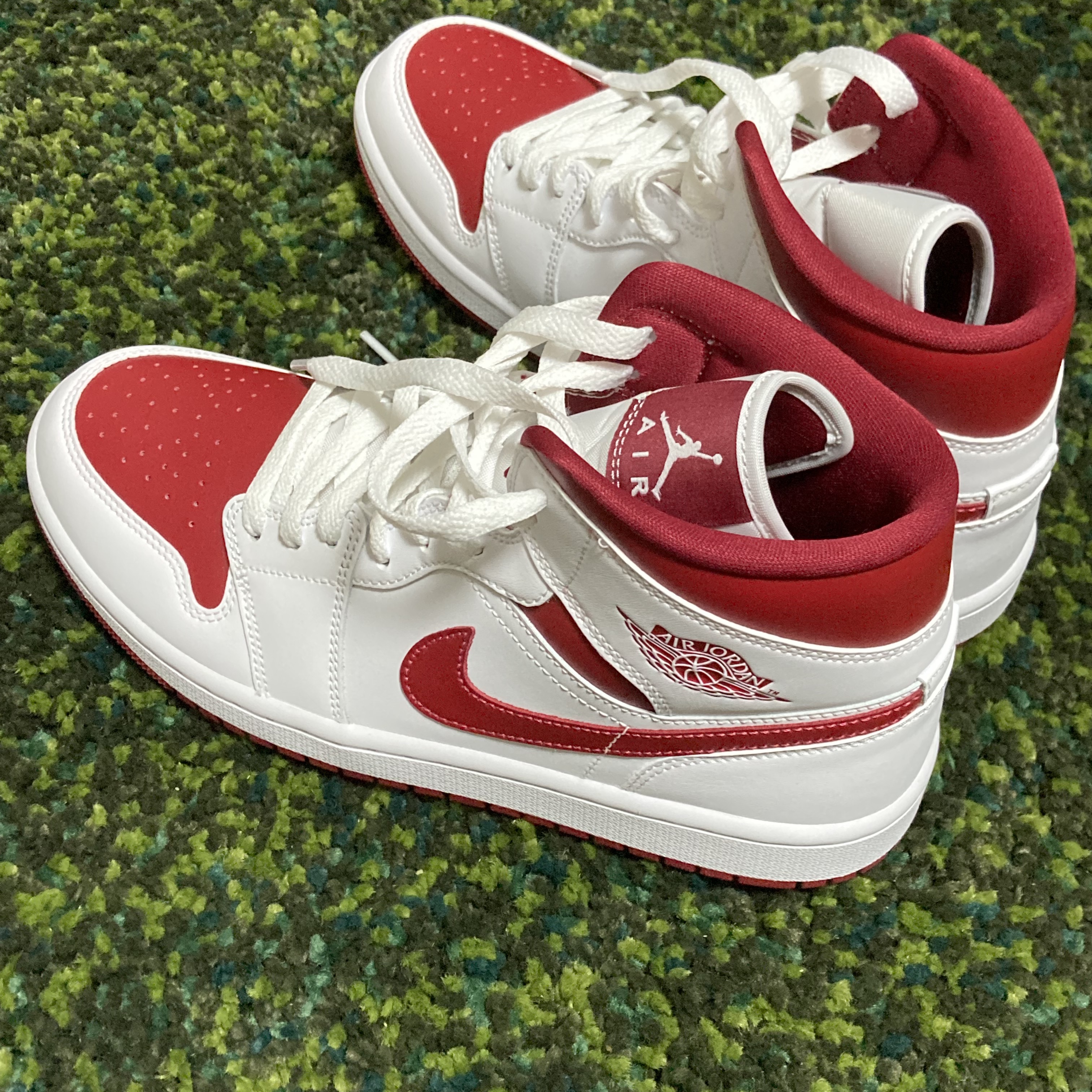 (W) Jordan 1 Mid Championship Red 착용 스타일 - 1