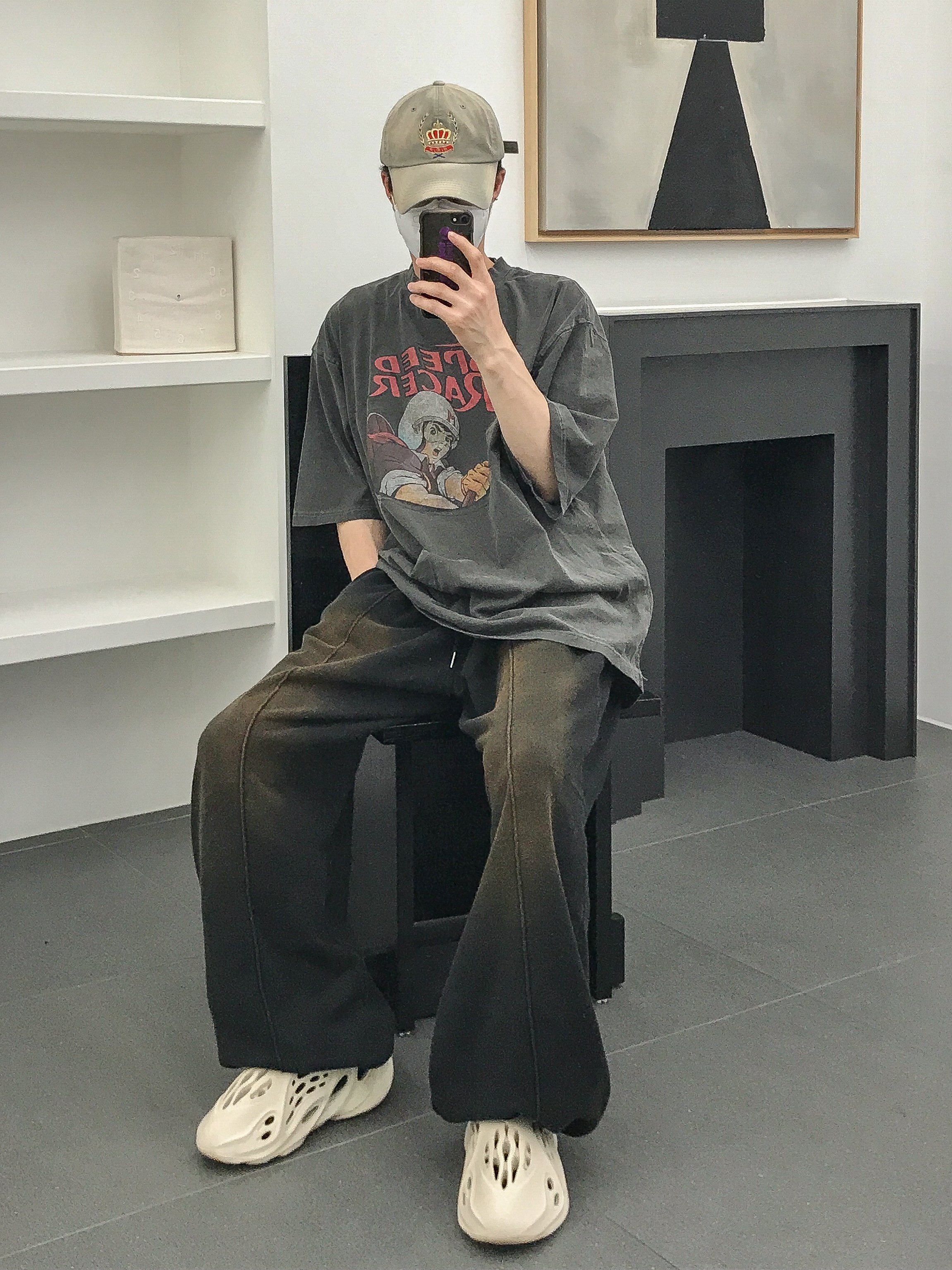 Adidas Yeezy Foam RNNR Sand 착용 스타일