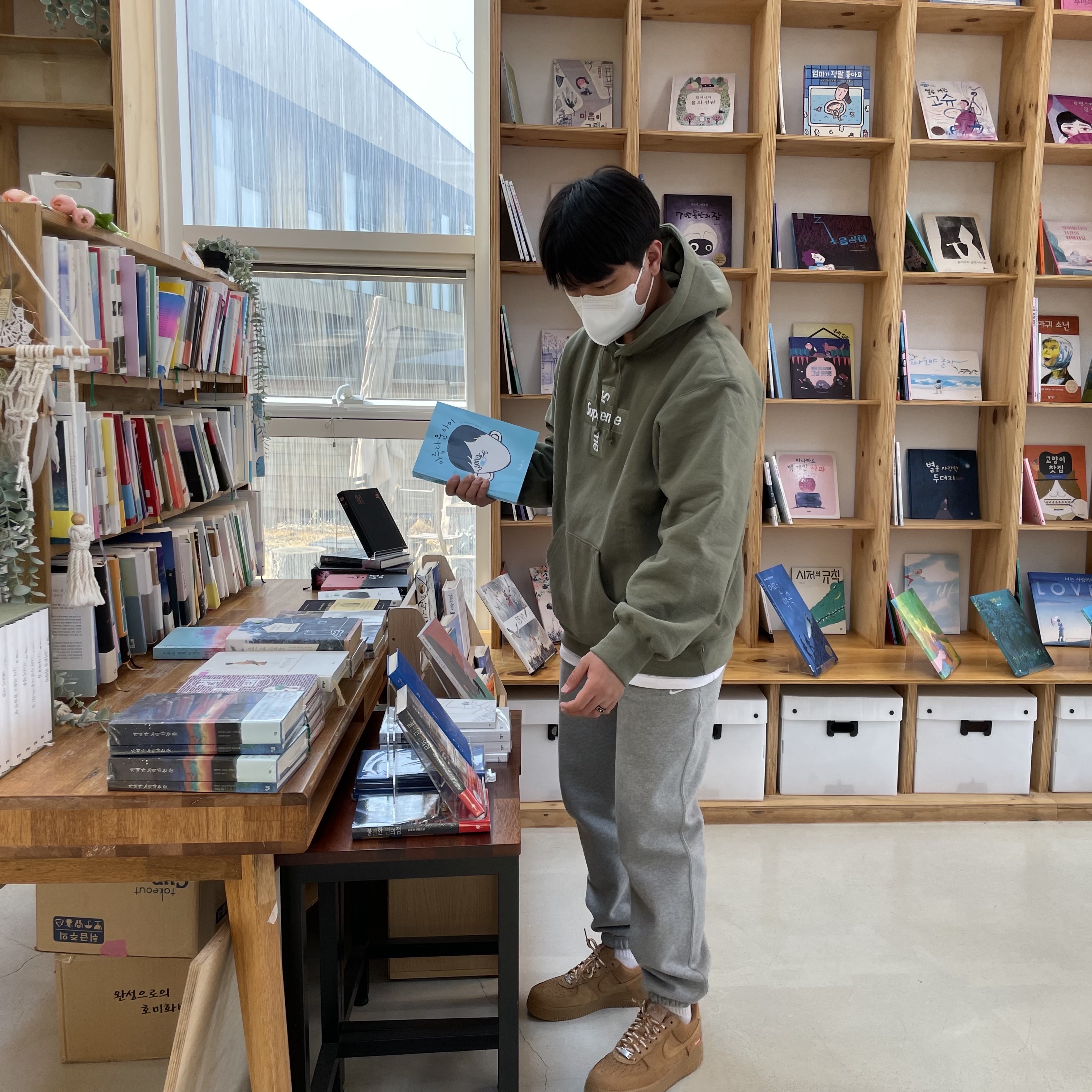 Supreme Cross Box Logo Hooded Sweatshirt Light Olive - 20FW, Nike x Supreme Air Force 1 Low Flax 착용 스타일