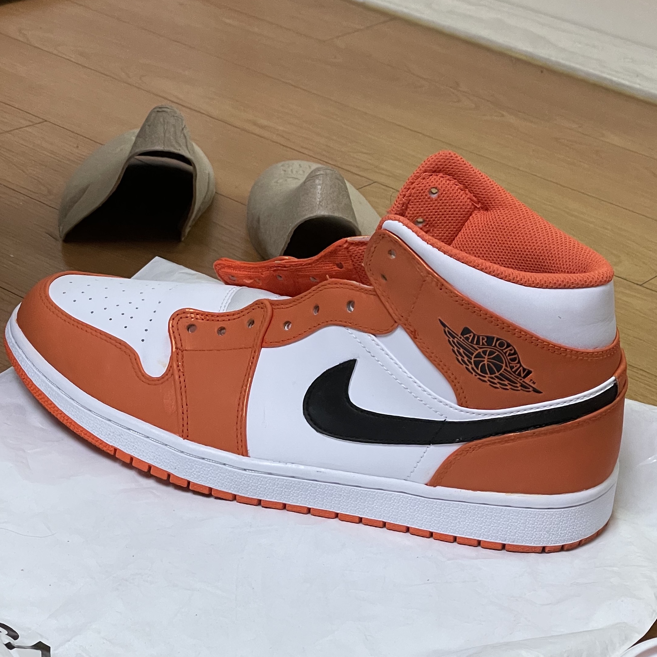 Jordan 1 Mid SE Electro Orange 착용 스타일