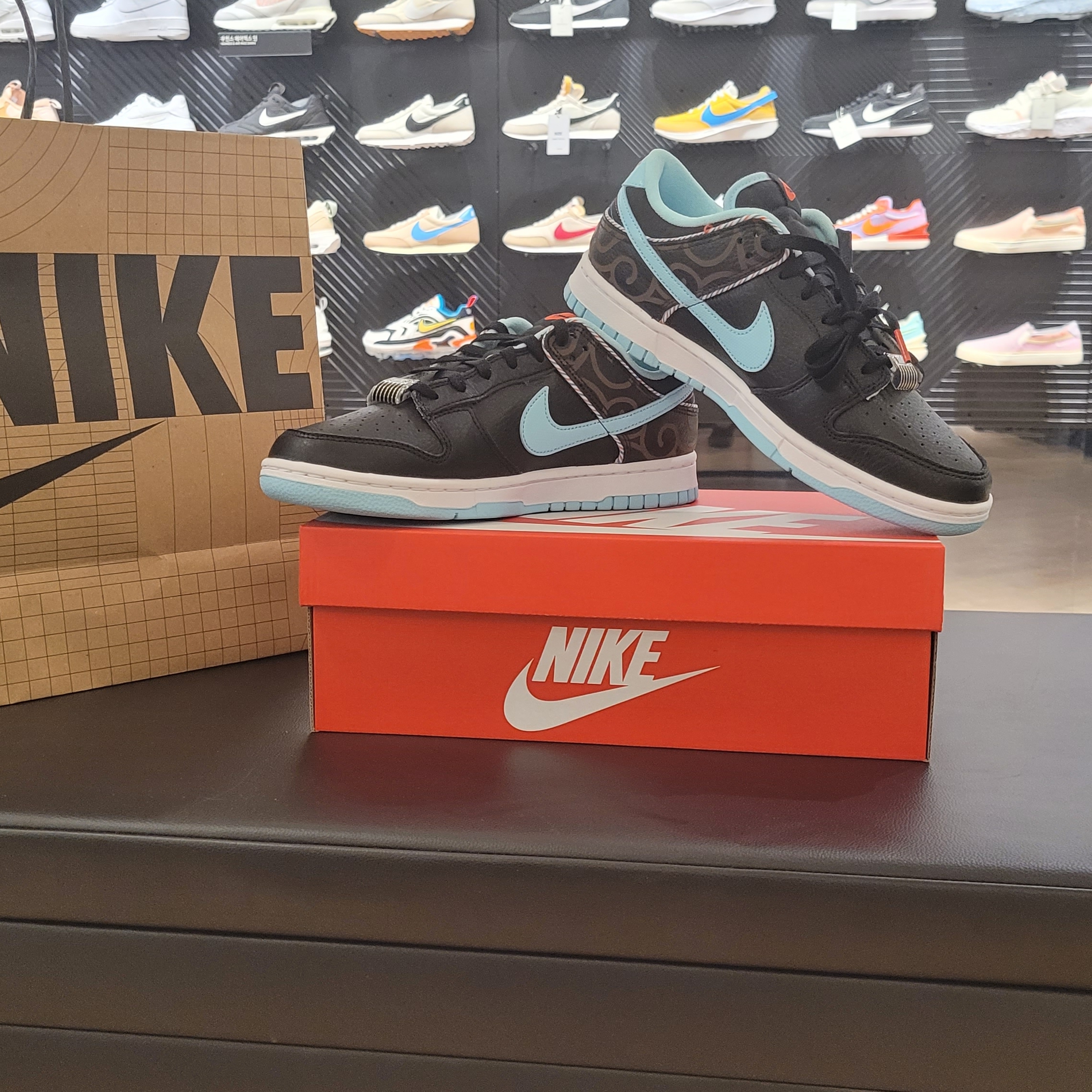 Nike Dunk Low Retro SE Barber Shop Black 착용 스타일