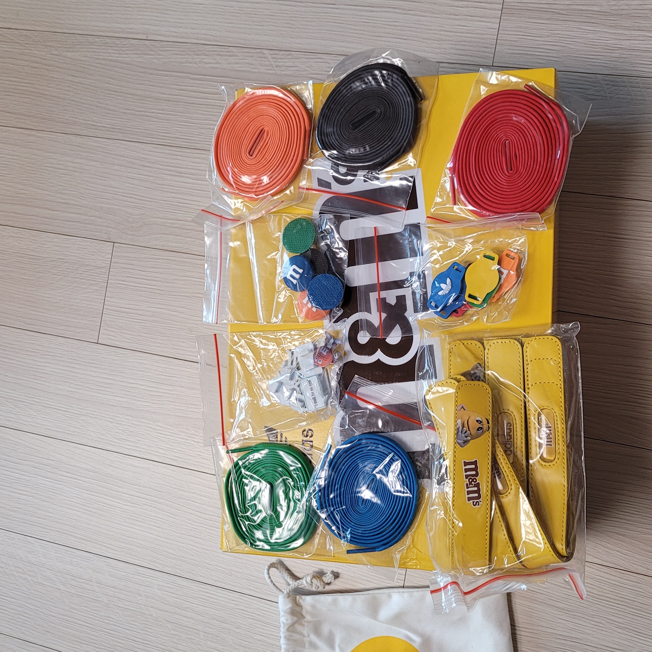 Adidas x M&Ms Forum 84 Low Yellow 착용 스타일 - 3