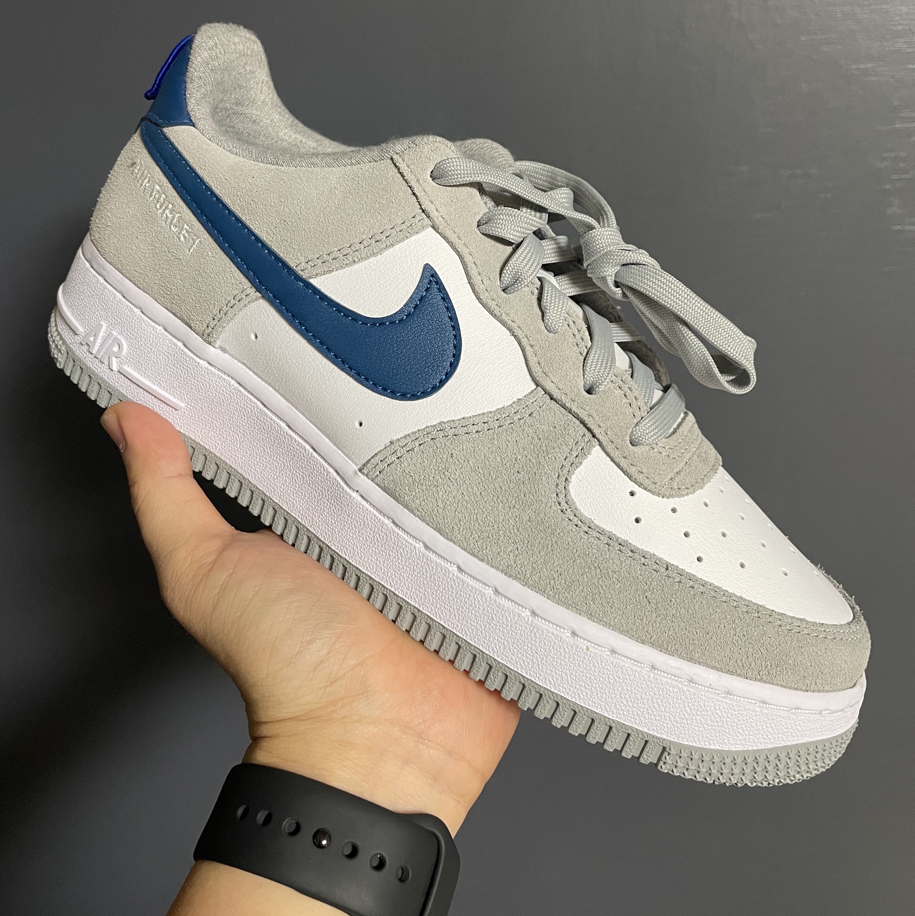 Nike Air Force 1 '07 LV8 Athletic Club Light Smoke Grey Marina 착용 스타일