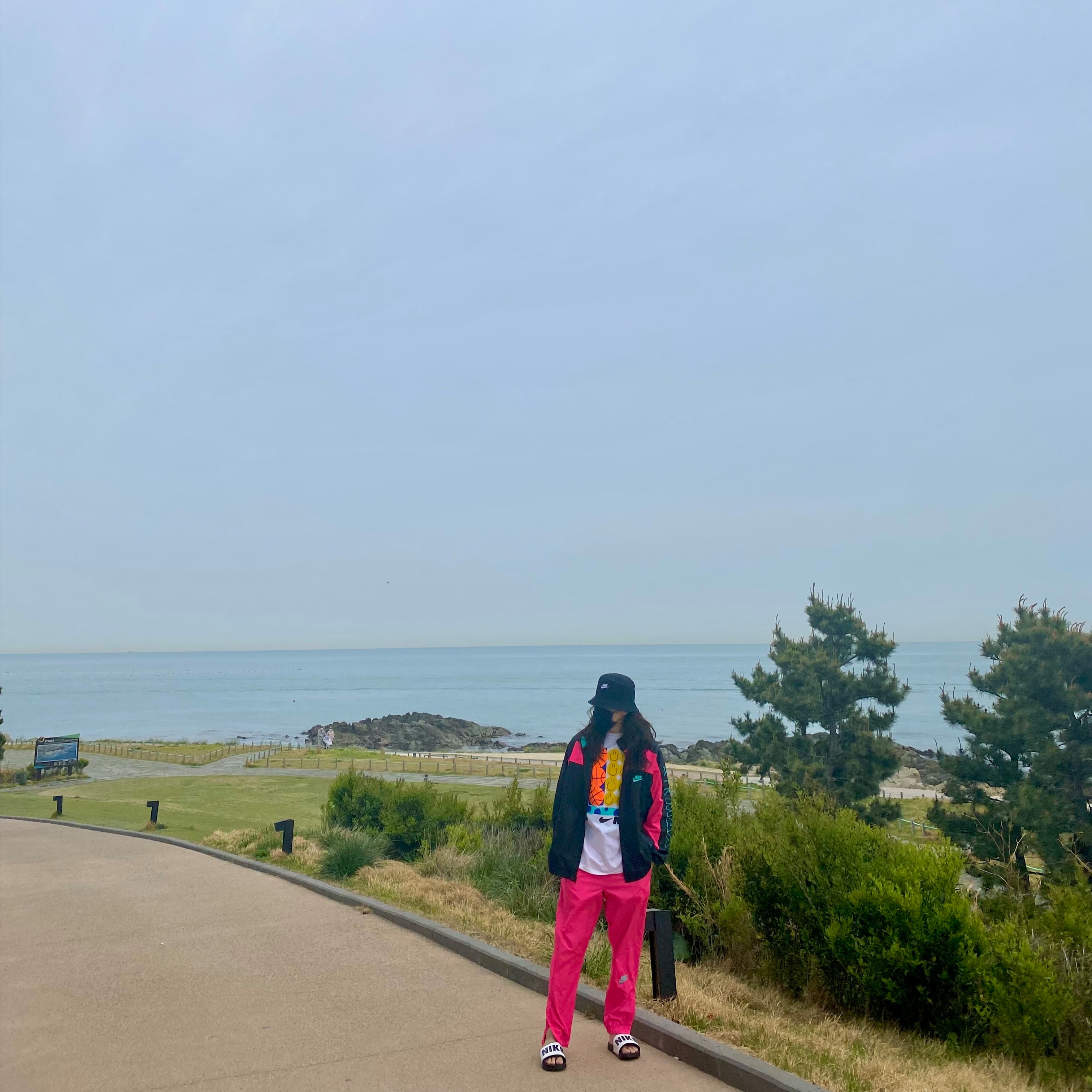 Nike x Atmos NRG Vintage PTHWK Track Jacket Black, Nike x Atmos NRG Vintage PTHWK Track Pants Hyper Pink 착용 스타일 - 2