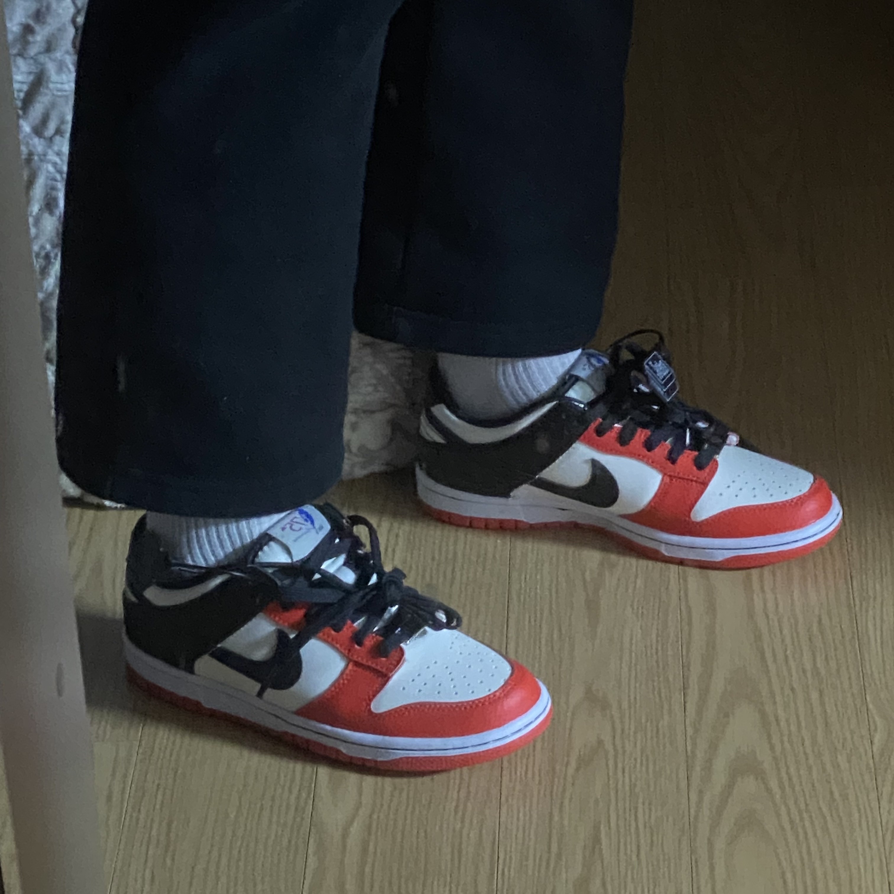 (GS) Nike x NBA Dunk Low Black and Chile Red 착용 스타일 - 3