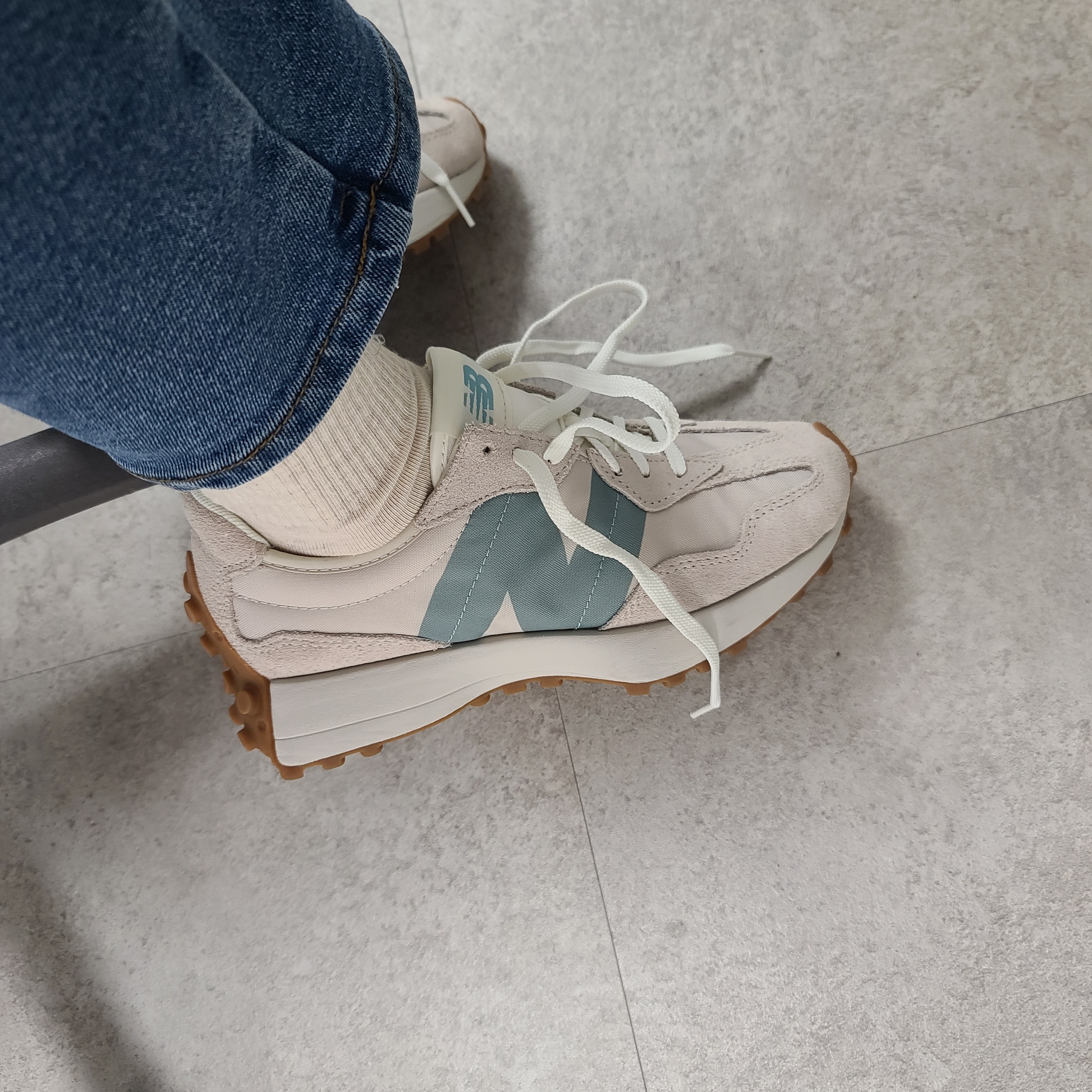 (W) New Balance 327 Moonbeam Storm Blue 착용 스타일 - 2