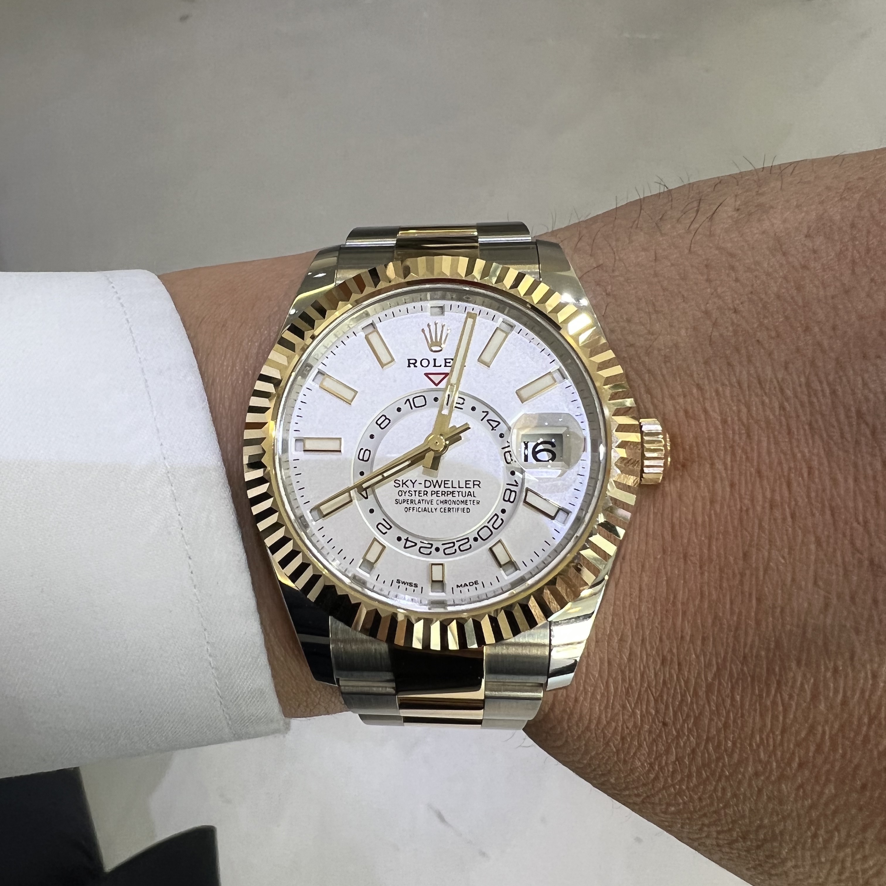 Rolex Sky-Dweller 42mm 326933 Intense White Oyster 착용 스타일