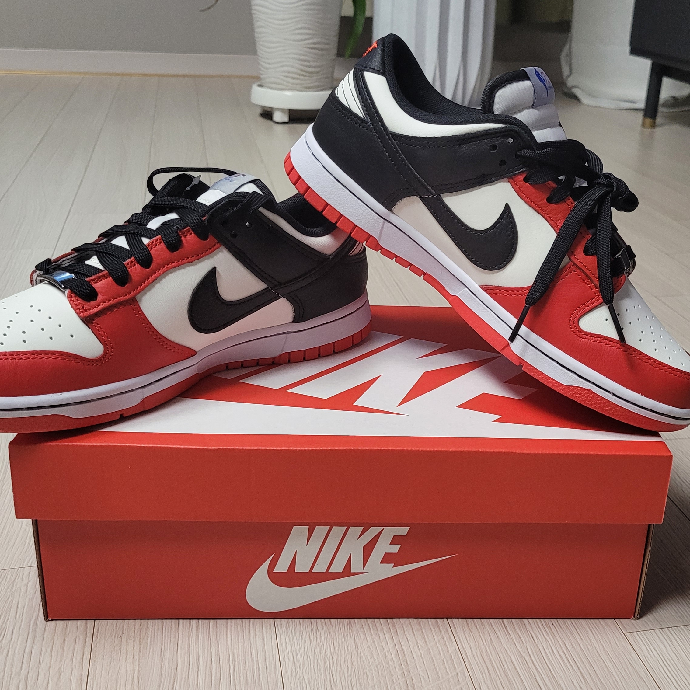 Nike x NBA Dunk Low Retro EMB Black and Chile Red 착용 스타일 - 1