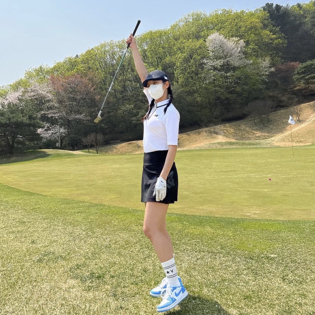 Jordan 1 Low Golf White and University Blue 착용 스타일 - 2