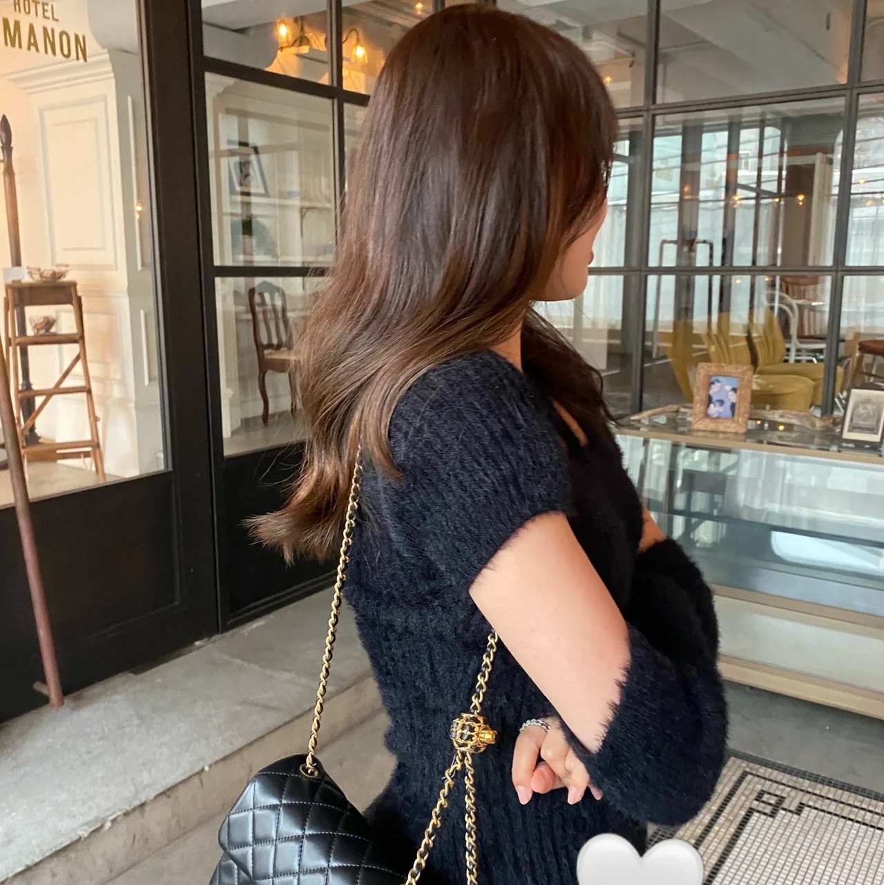 Chanel Mini Flap Bag Lambskin & Gold Black 착용 스타일 - 2