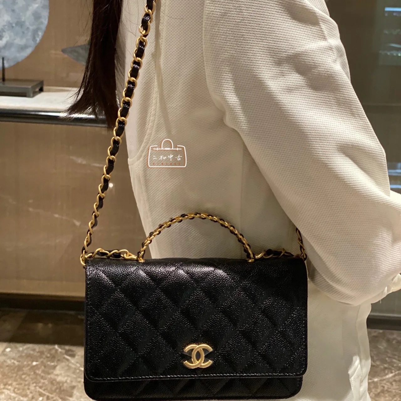 Chanel Wallet On Chain Grained Shiny Calfskin & Gold Black 착용 스타일 - 2