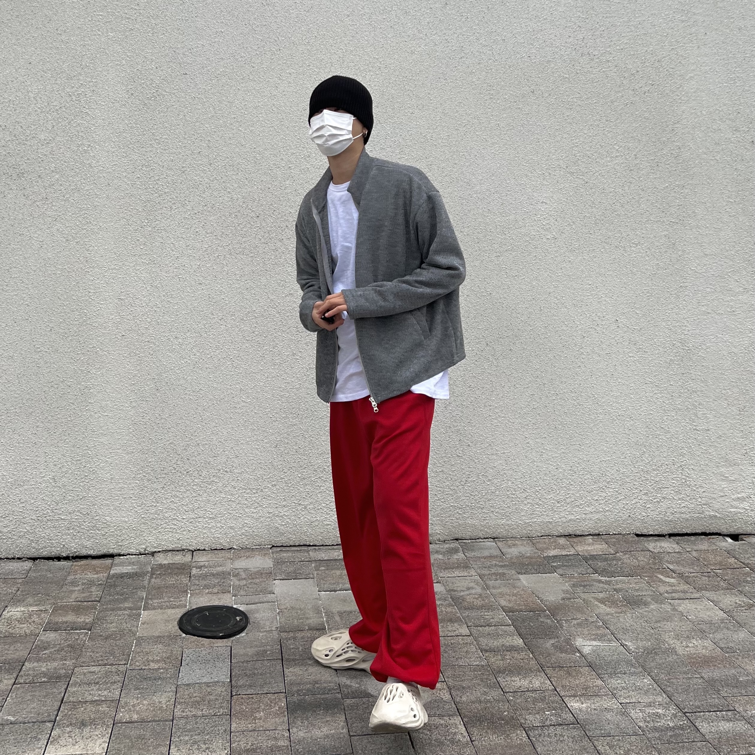 Adidas Yeezy Foam RNNR Sand 착용 스타일 - 3