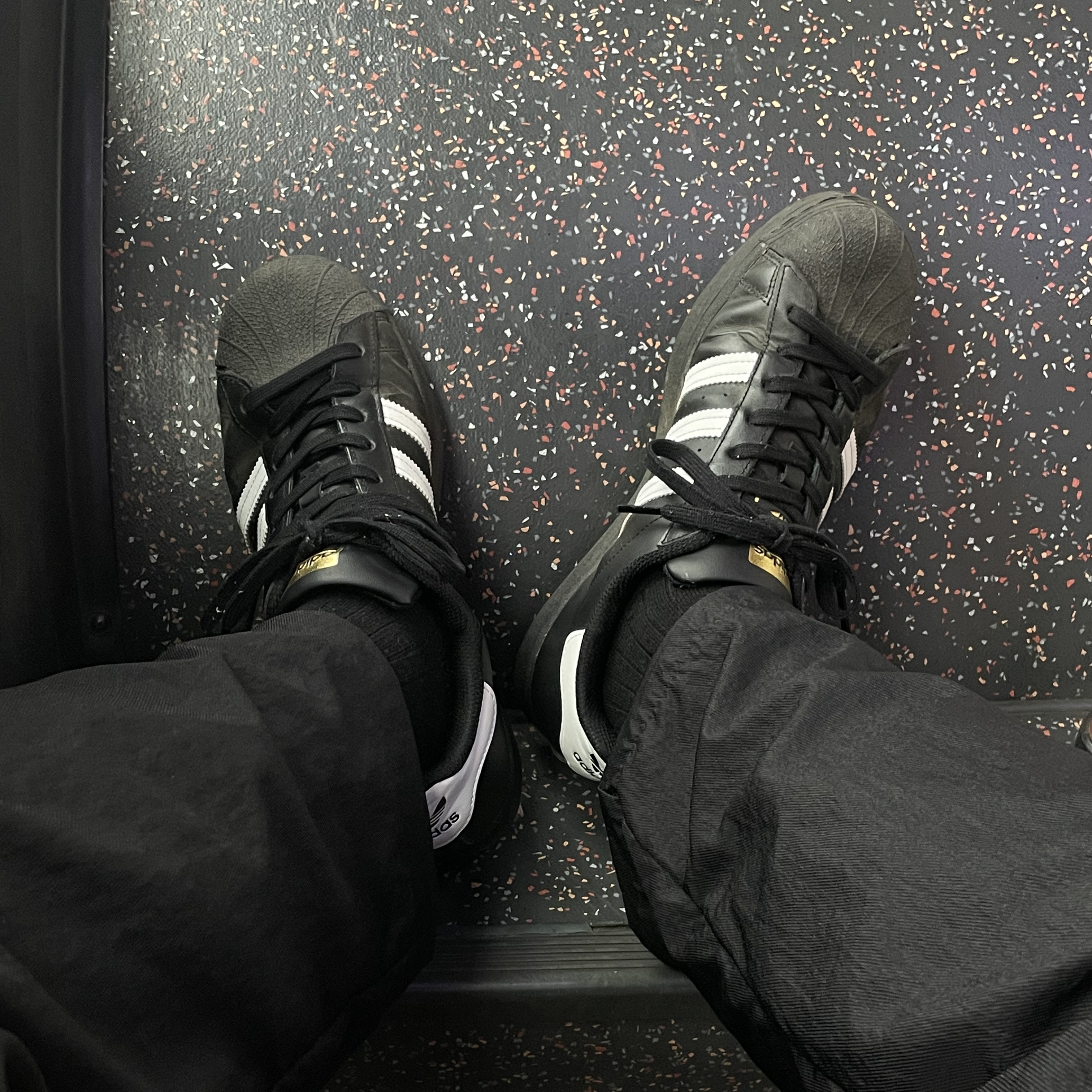 Adidas Superstar Core Black White 착용 스타일 - 2