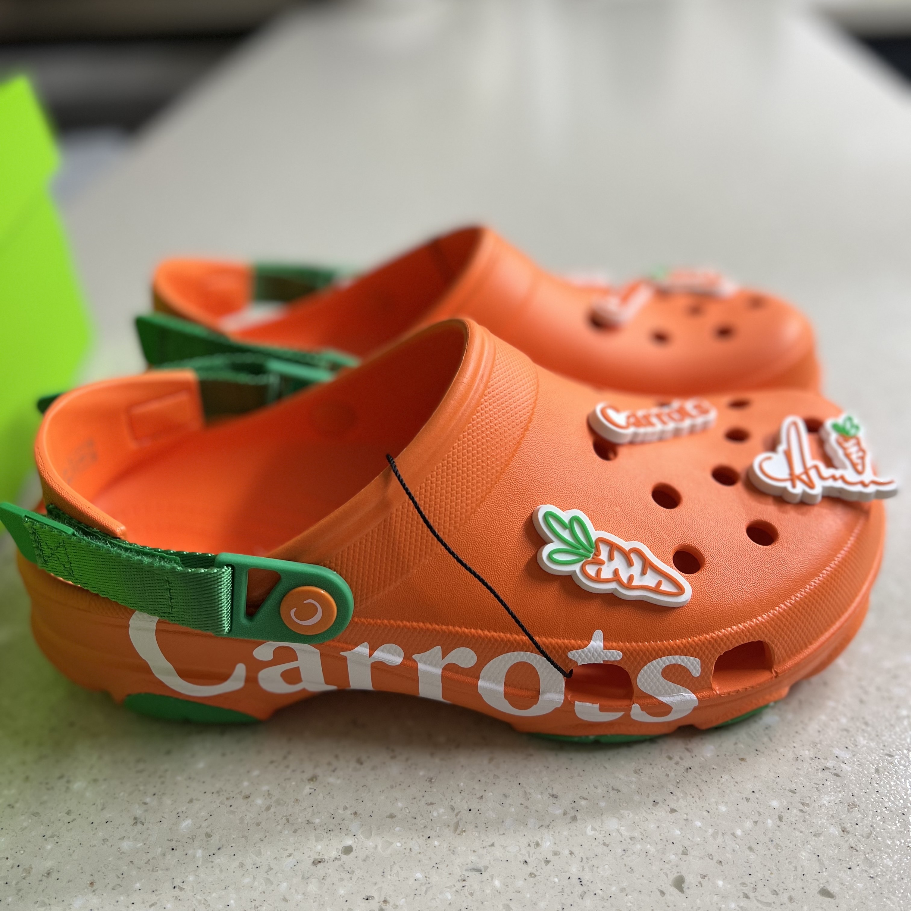 Crocs x Anwar Carrots All Terrain Clog Orange 착용 스타일 - 1