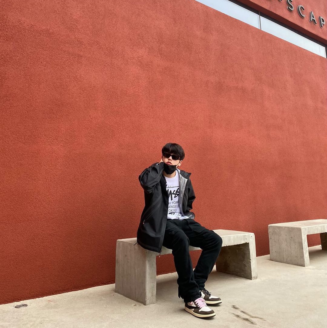 Jordan 1 x Travis Scott Retro High OG SP Mocha, Stussy World Tour T-Shirt White 착용 스타일 - 3