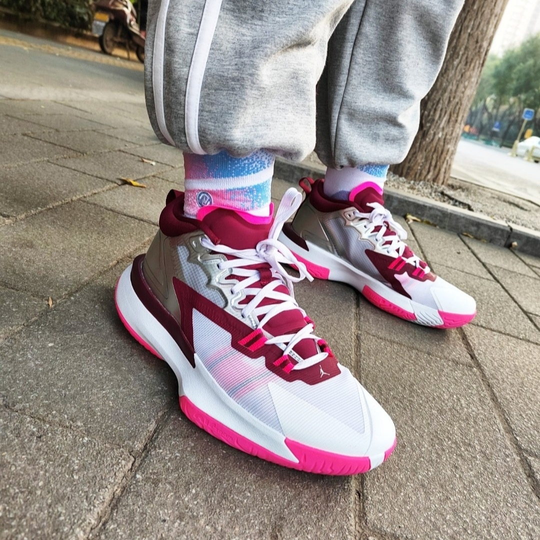 Jordan Zion 1 PF White Metallic Silver Hyper Pink 착용 스타일