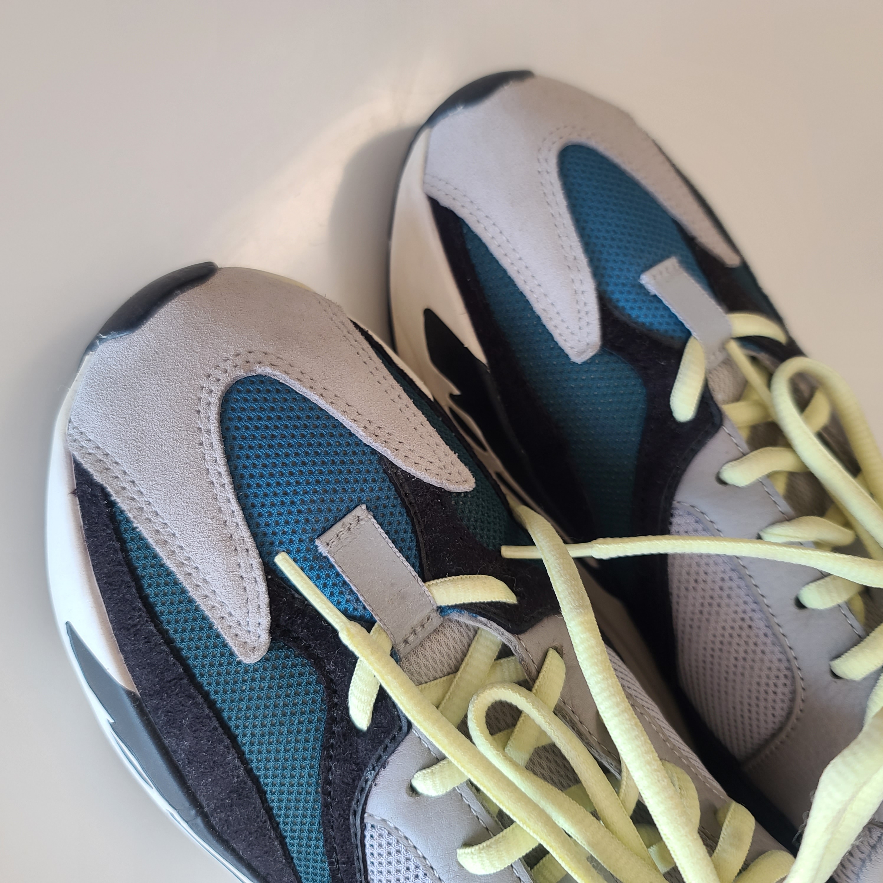 Adidas Yeezy Boost 700 Wave Runner Solid Grey 2021/2022 착용 스타일 - 2