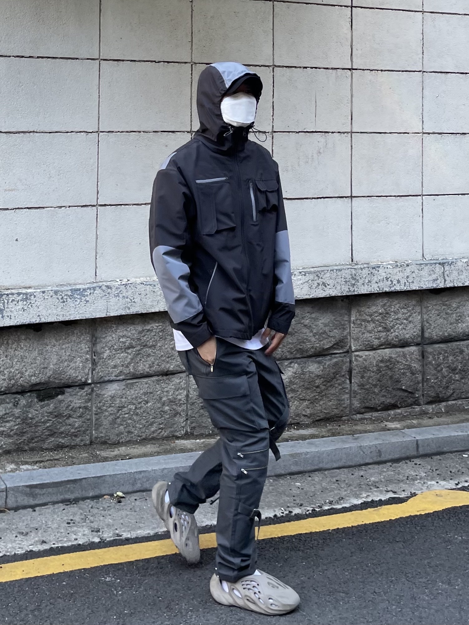 Adidas Yeezy Foam RNNR Stone Sage 착용 스타일