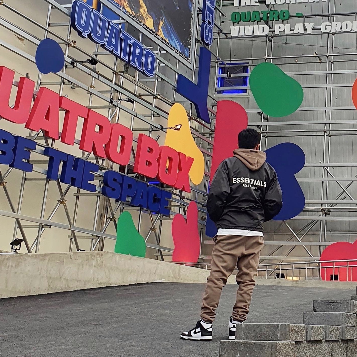 Essentials Coaches Jacket Iron - 22SS, Essentials Pull-Over Hoodie Harvest - 21FW 착용 스타일