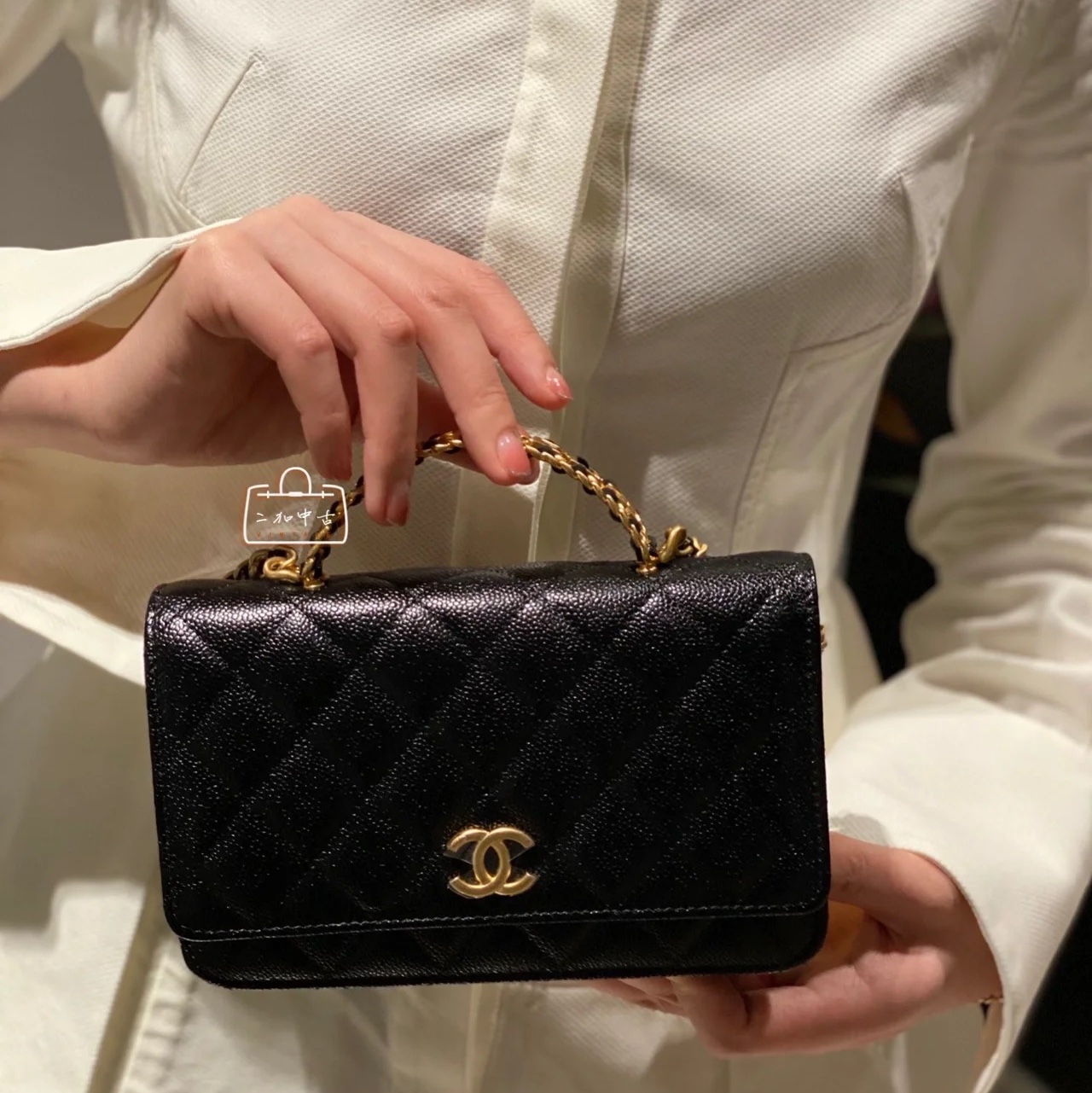 Chanel Wallet On Chain Grained Shiny Calfskin & Gold Black 착용 스타일 - 3