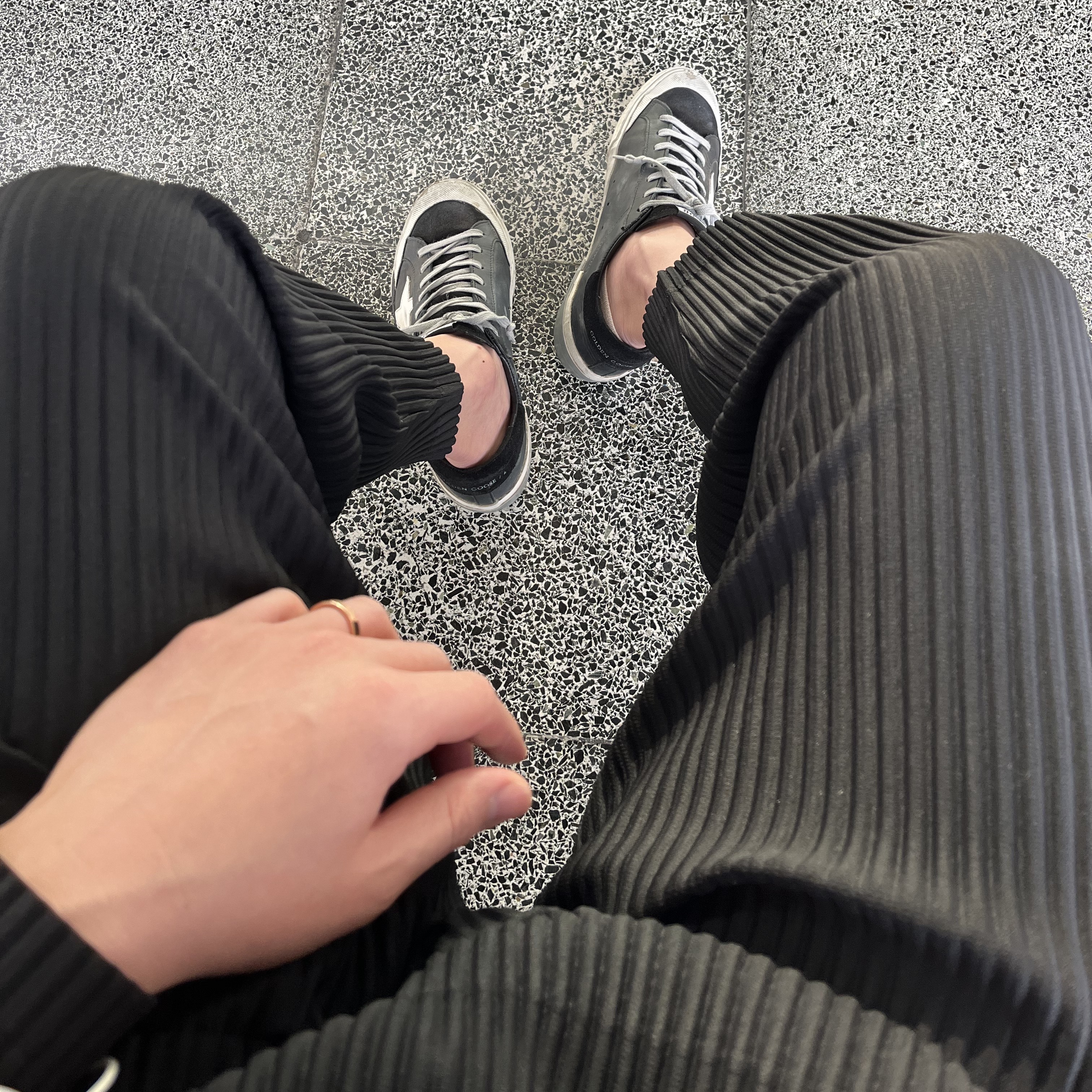 Homme Plisse Issey Miyake Straight Basics Pants Black, Homme Plisse Issey Miyake Basics Long Sleeve T-Shirt Black 착용 스타일