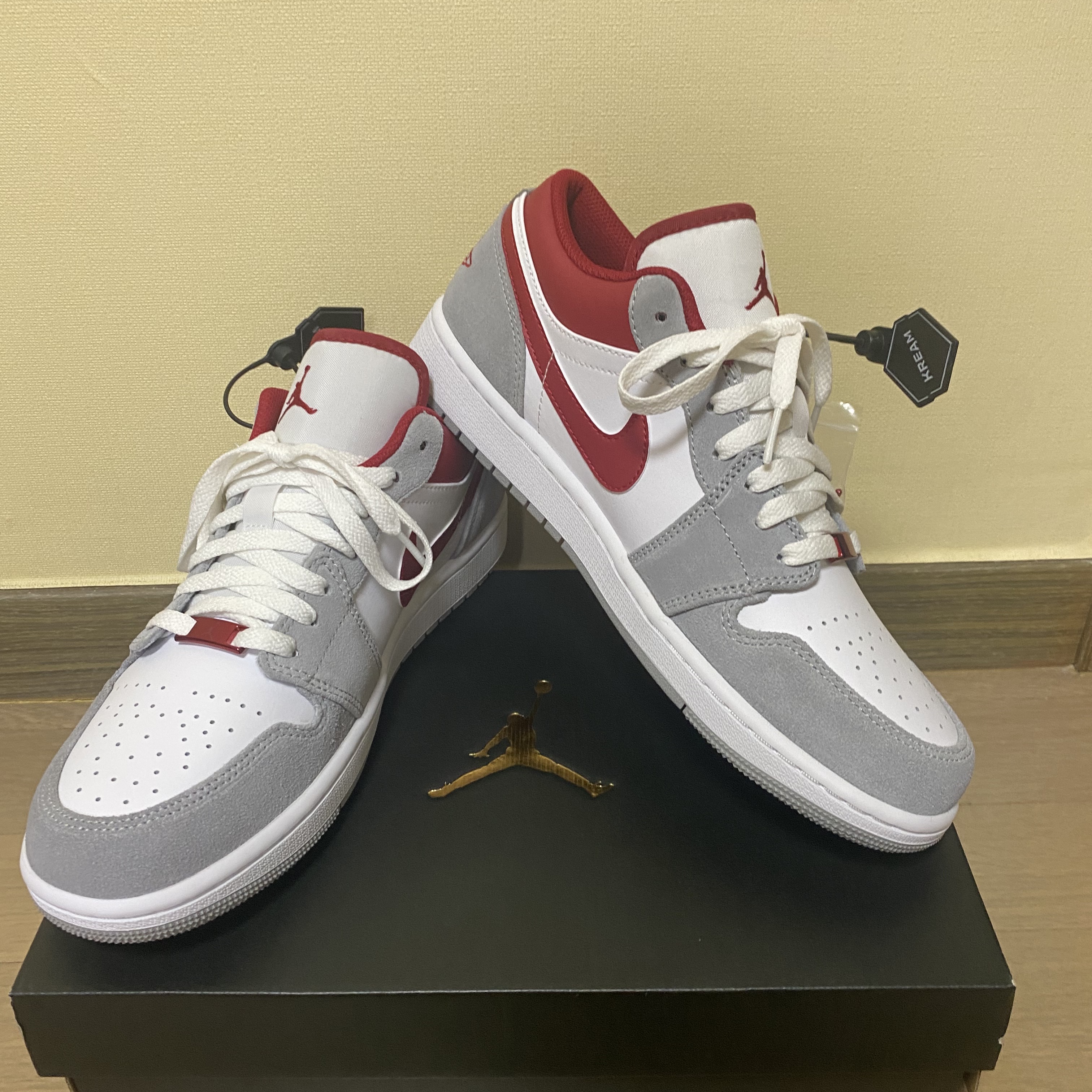 Jordan 1 Low SE Light Smoke Grey Gym Red 착용 스타일