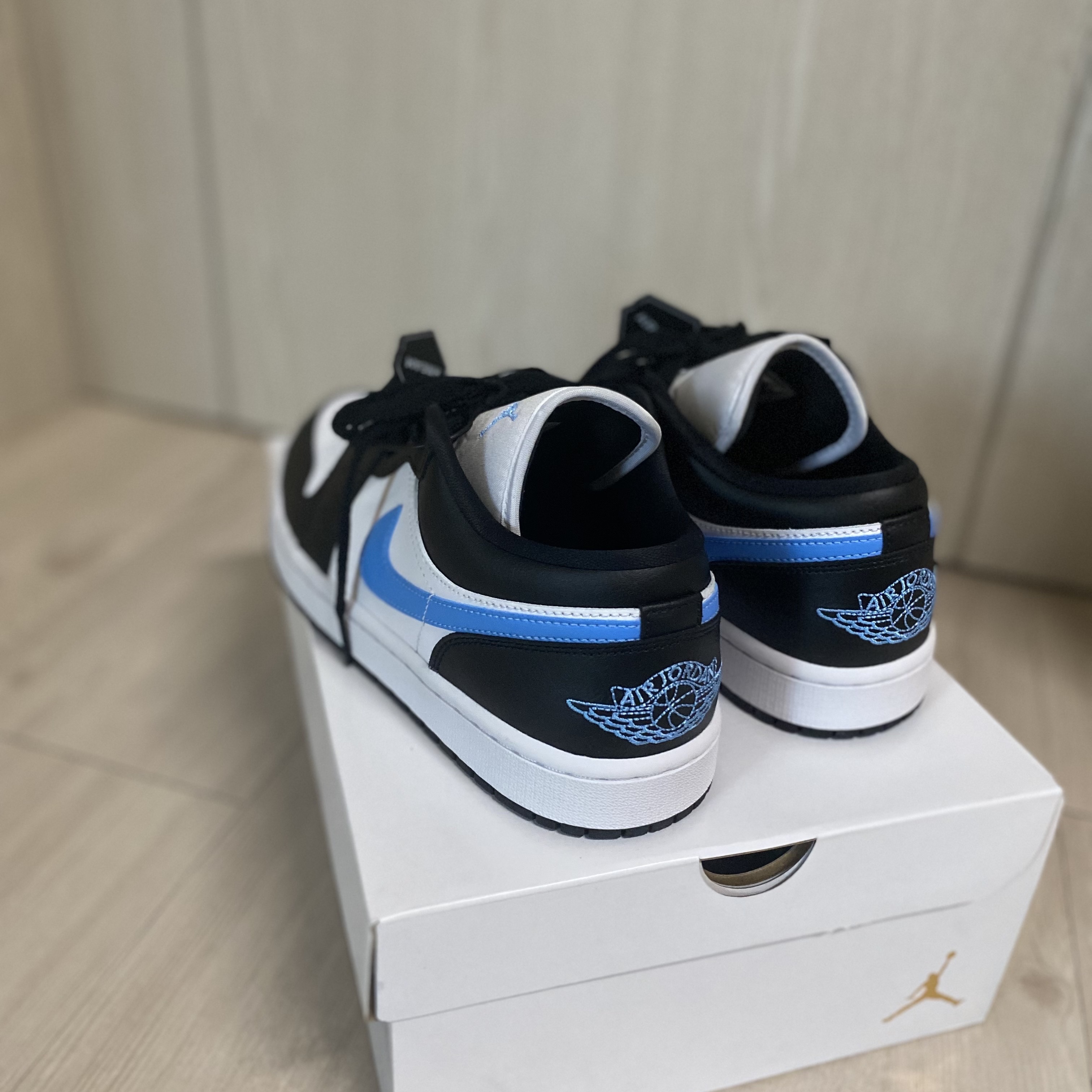 (W) Jordan 1 Low Black University Blue 착용 스타일 - 2