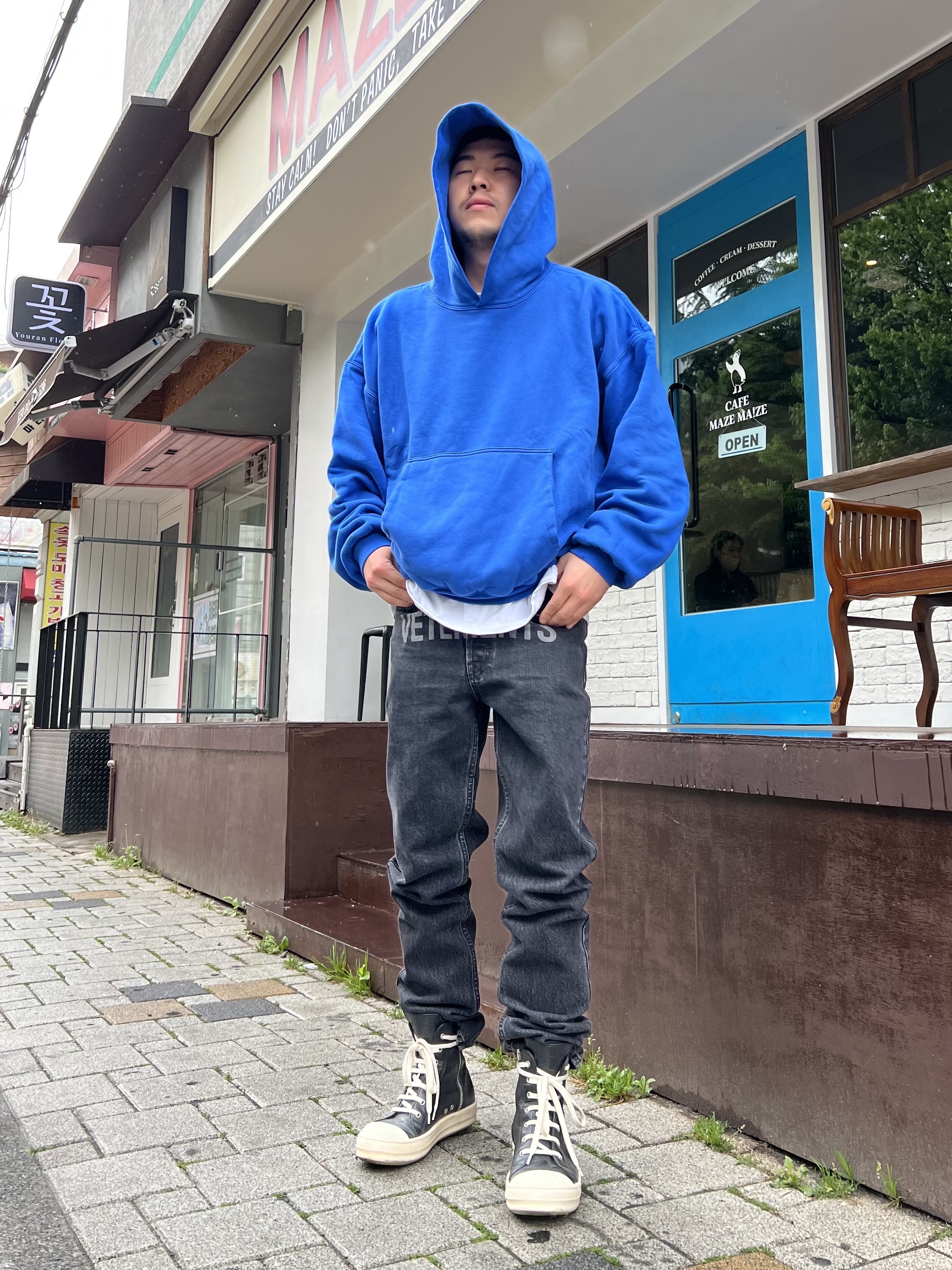 Yeezy Gap Hoodie Blue 착용 스타일