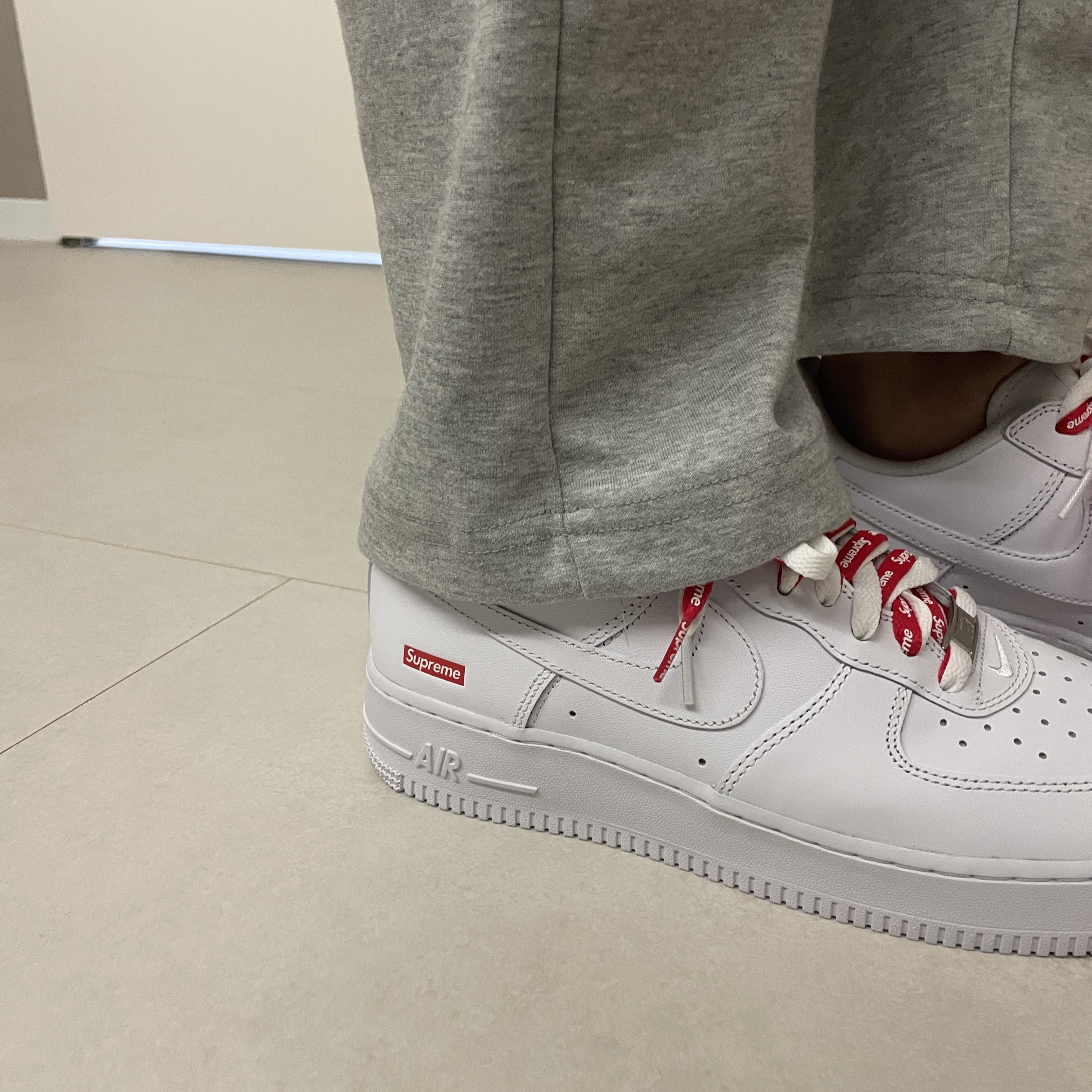 Nike x Supreme Air Force 1 Low White 착용 스타일
