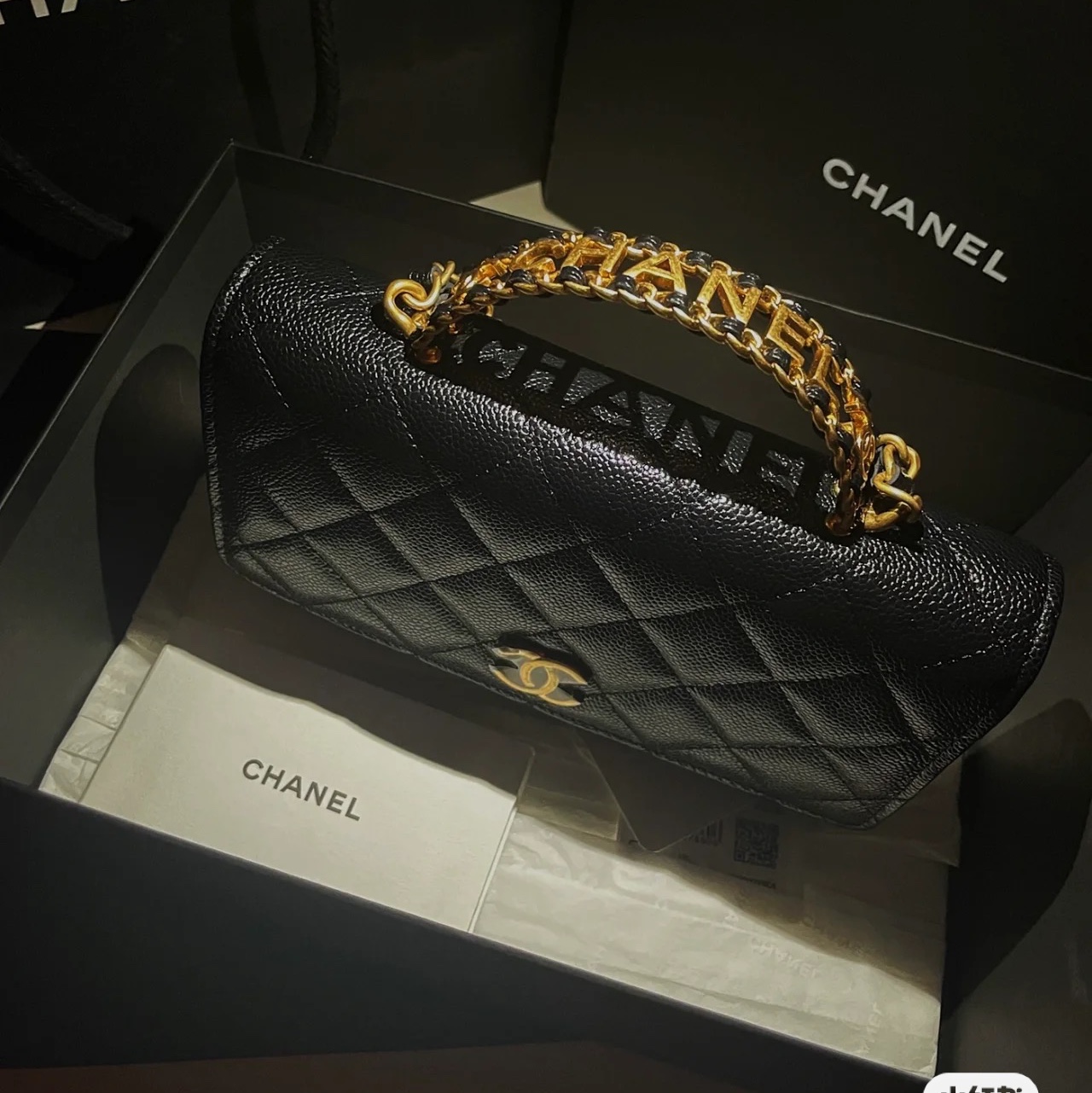 Chanel Wallet On Chain Grained Shiny Calfskin & Gold Black 착용 스타일 - 2