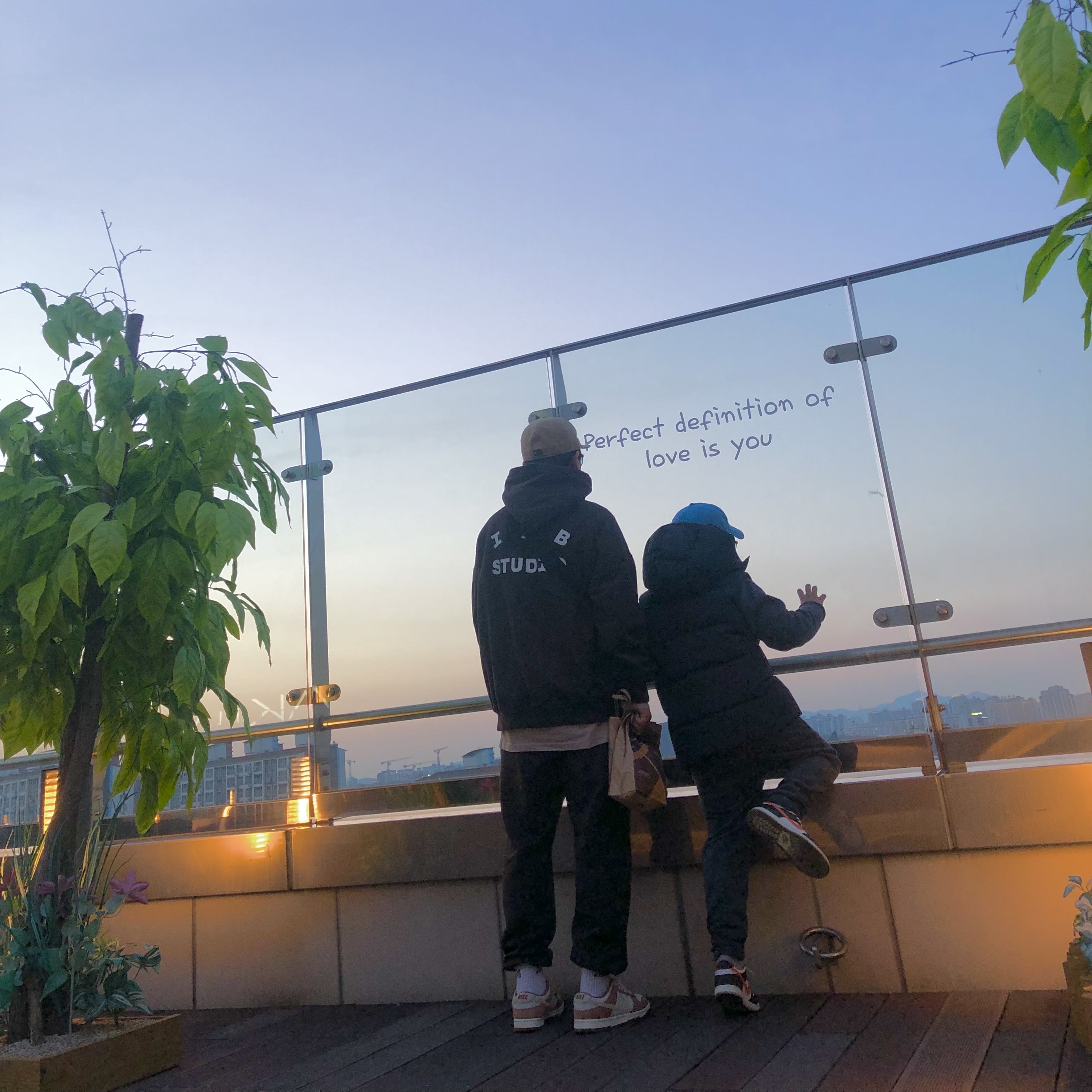 IAB Studio Hoodie Brown, IAB Studio Sweatpants Brown 착용 스타일 - 1
