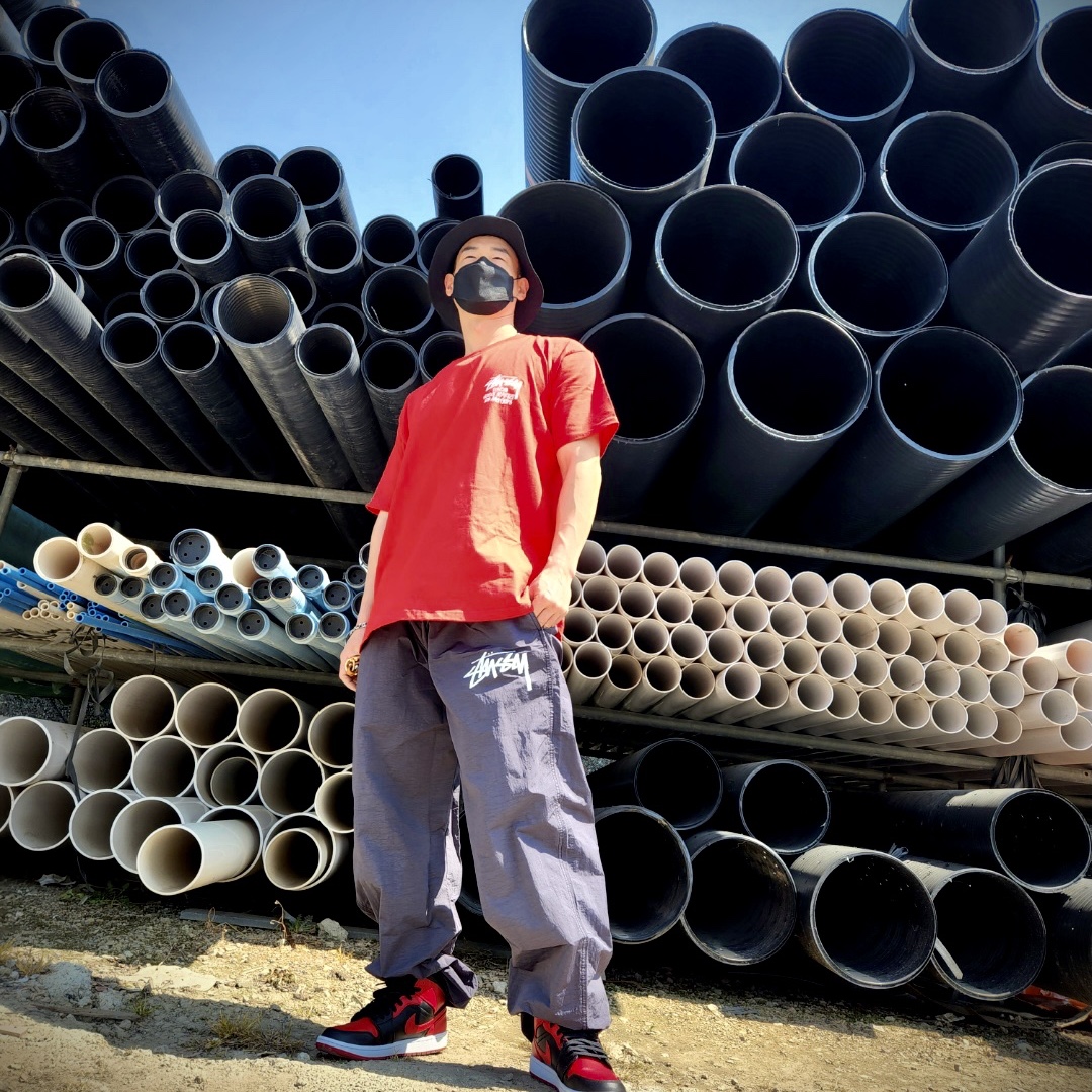 Stussy Stock DSM Los Angeles T-Shirt Red, Nike x Stussy Beach Pants Off Noir 착용 스타일 - 1