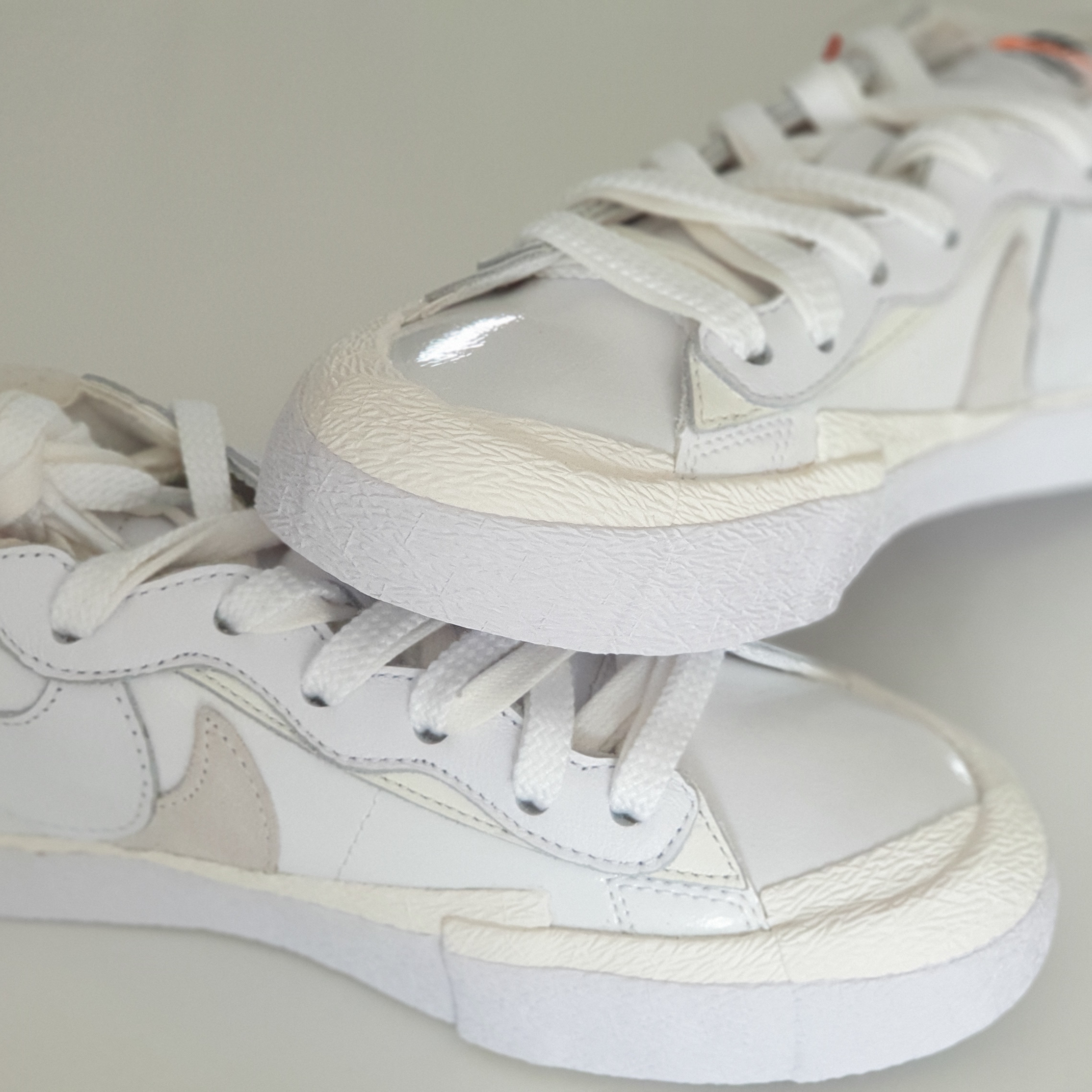 Nike x Sacai Blazer Low White Patent Leather 착용 스타일 - 1