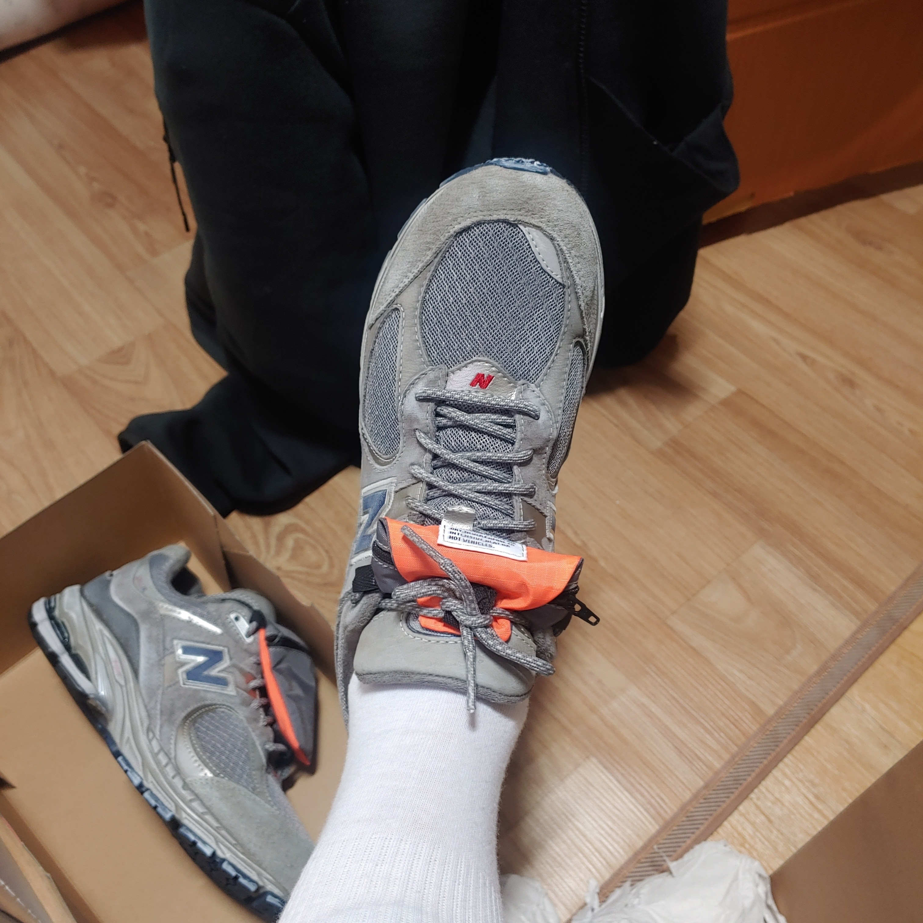 New Balance 2002R Premium Vintage Grey 착용 스타일 - 3