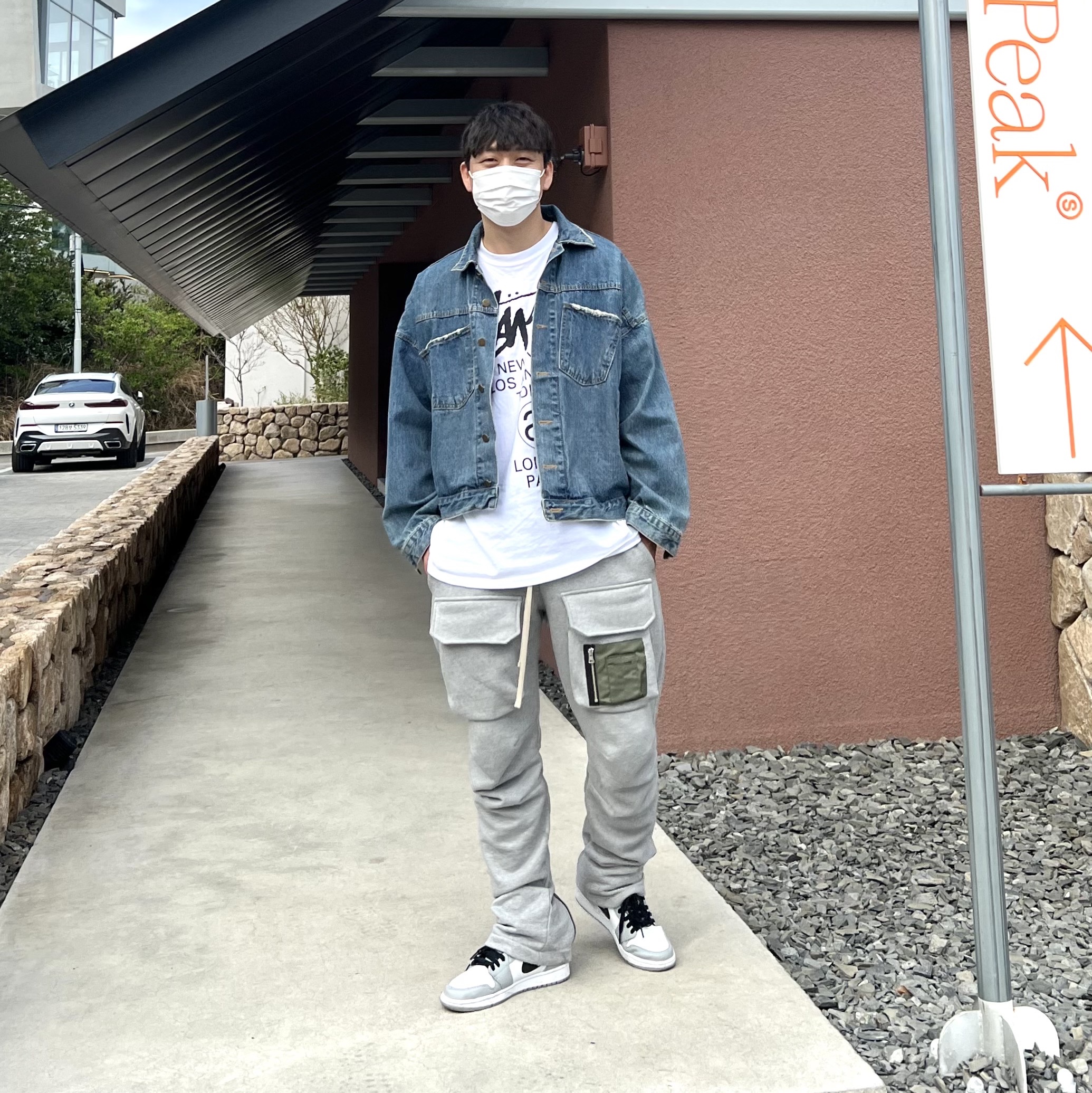 Jordan 1 Mid Light Smoke Grey, Stussy World Tour T-Shirt White 착용 스타일