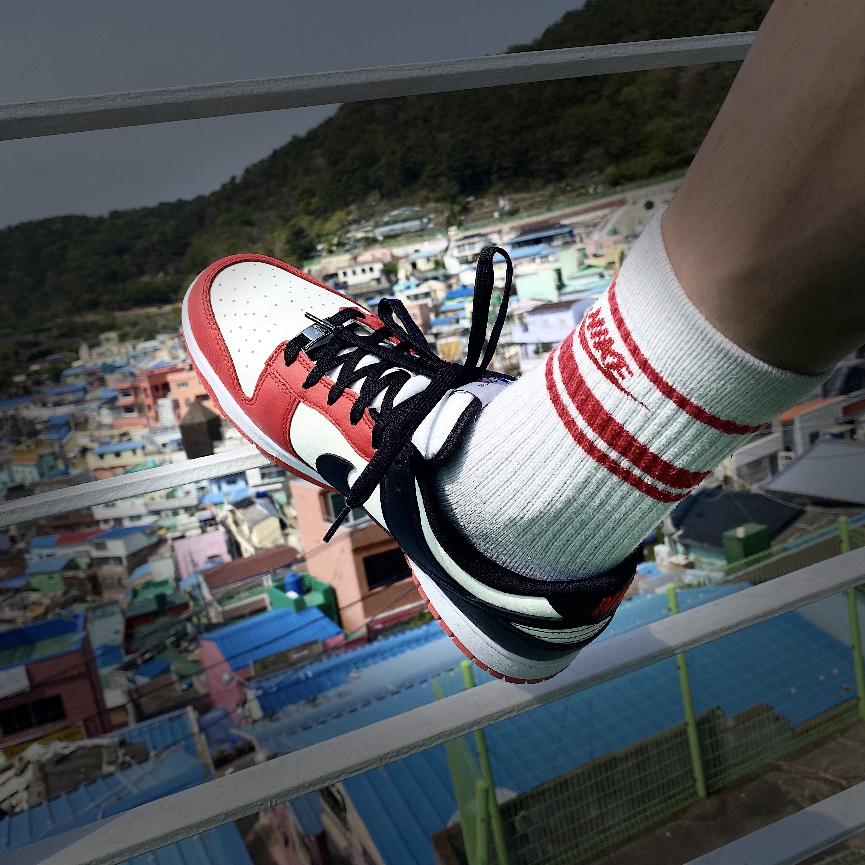 Nike x NBA Dunk Low Retro EMB Black and Chile Red 착용 스타일 - 2