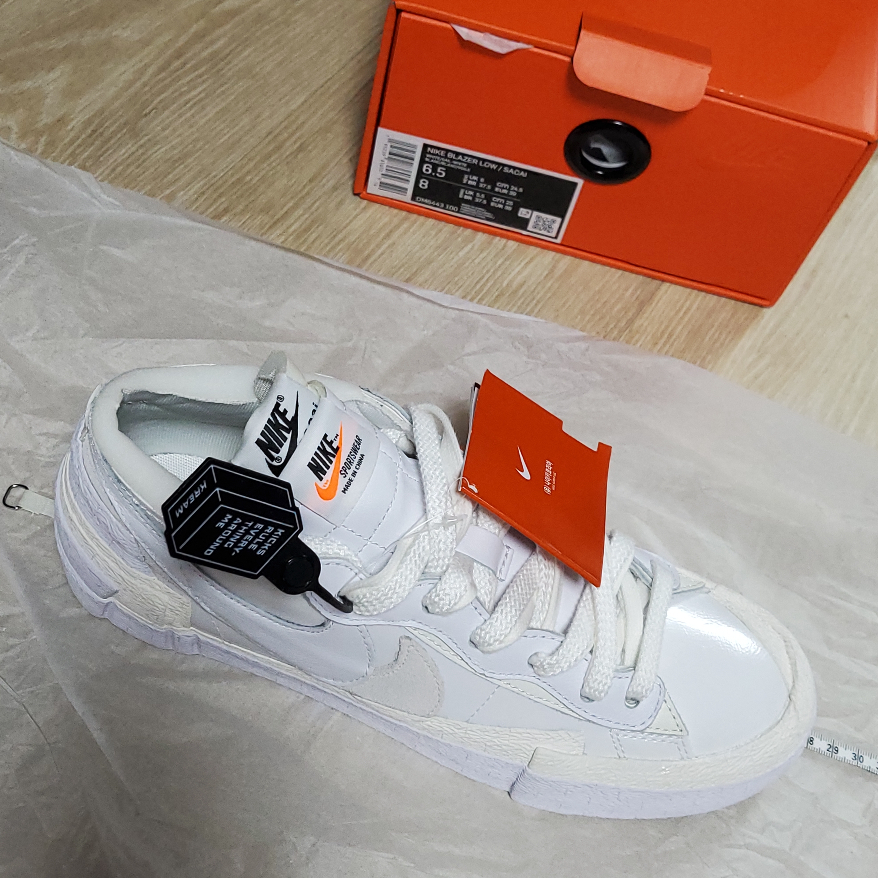 Nike x Sacai Blazer Low White Patent Leather 착용 스타일 - 3