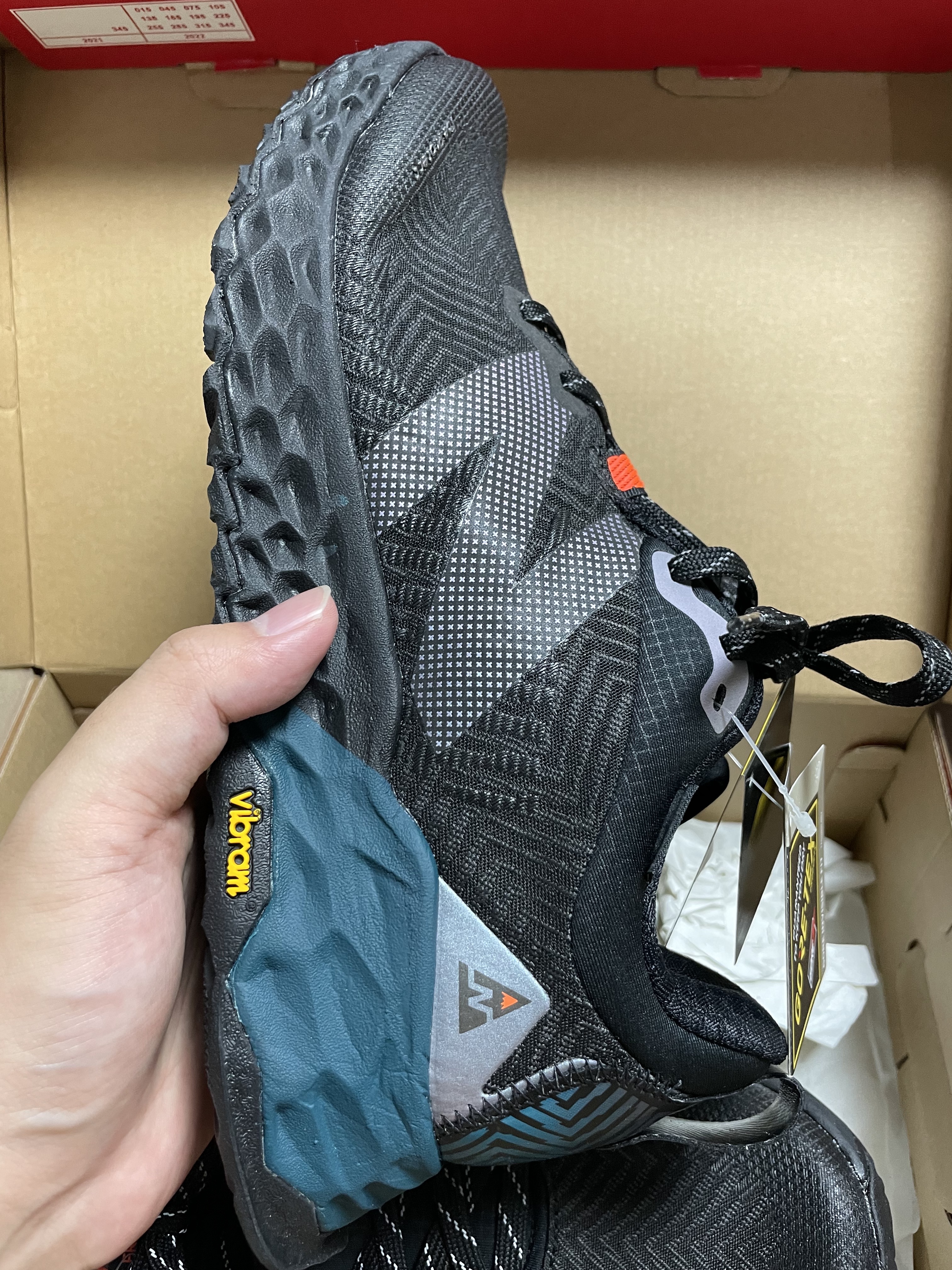 New Balance Fresh Foam Hierro v6 Trail GTX Black Mountain Teal - 2E Wide 착용 스타일 - 1