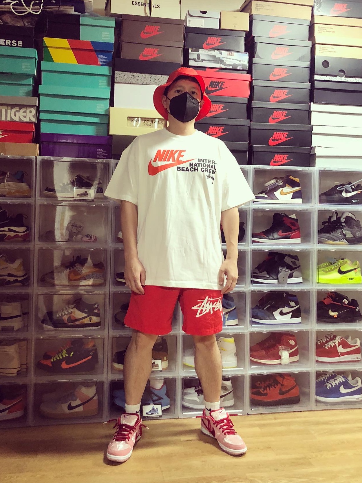 Nike x StrangeLove SB Dunk Low Pink (Regular Box), Nike x Stussy Bucket Hat Habanero Red 착용 스타일