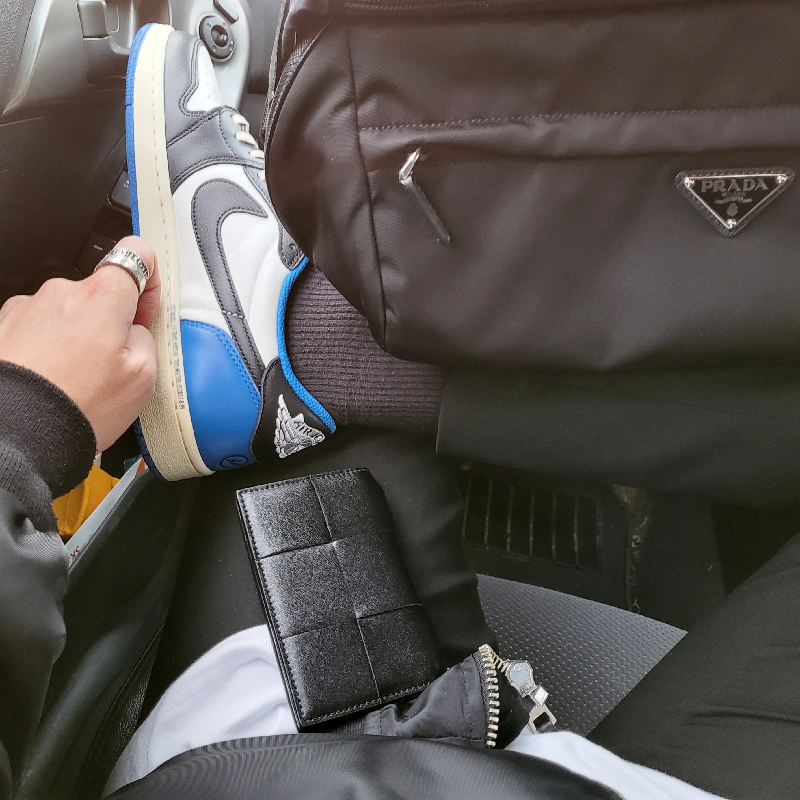 Jordan 1 x Travis Scott x Fragment Retro Low OG SP Military Blue, Prada Re-Nylon and Saffiano Leather Shoulder Bag Black 착용 스타일