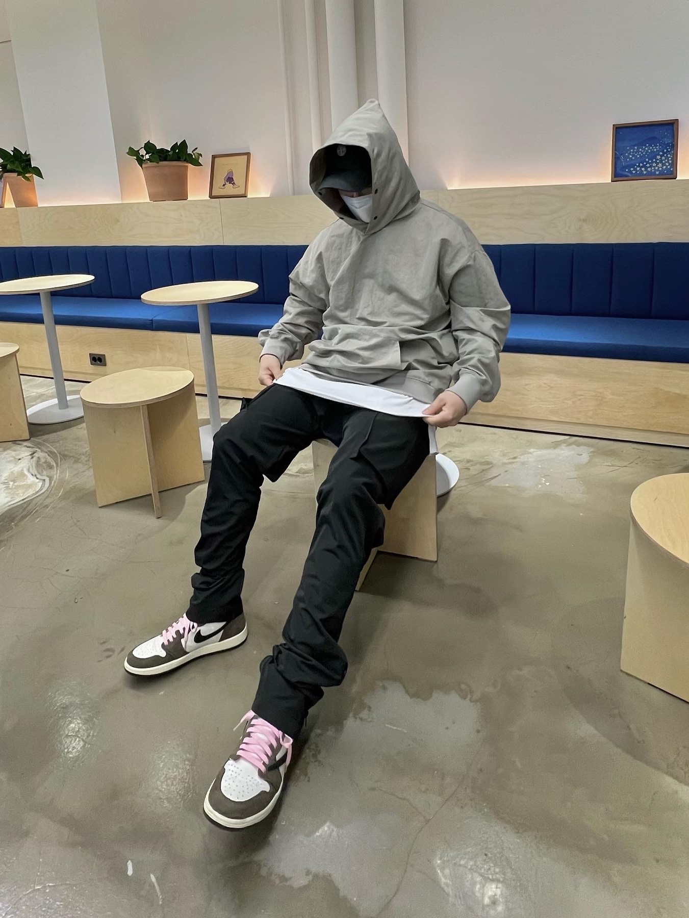 Jordan 1 x Travis Scott Retro High OG SP Mocha, Supreme x Stone Island Painted Camo Nylon 6-Panel Black - 20FW 착용 스타일 - 4